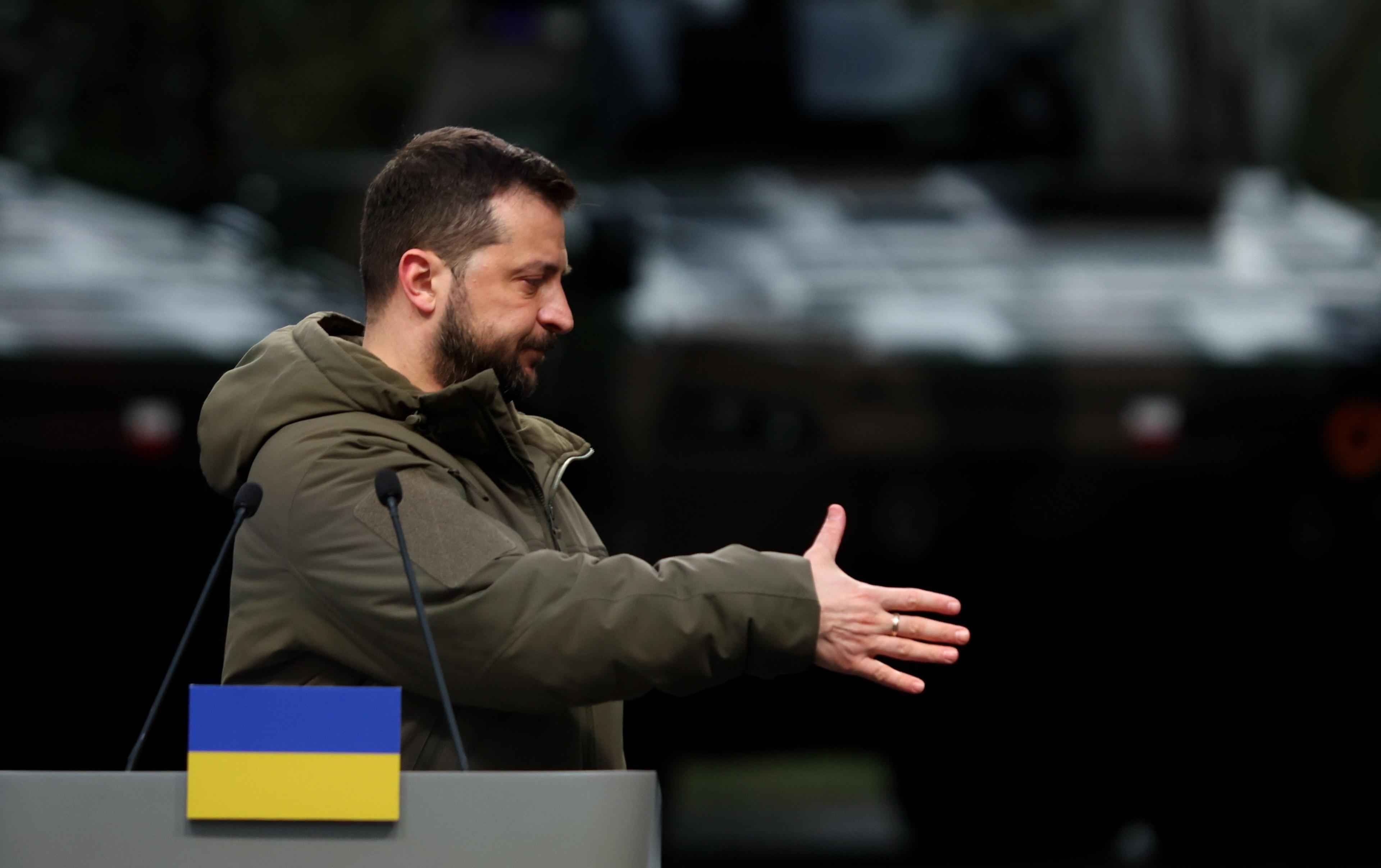 Prezydent Ukrainy stoi z wyciągnięta ręką