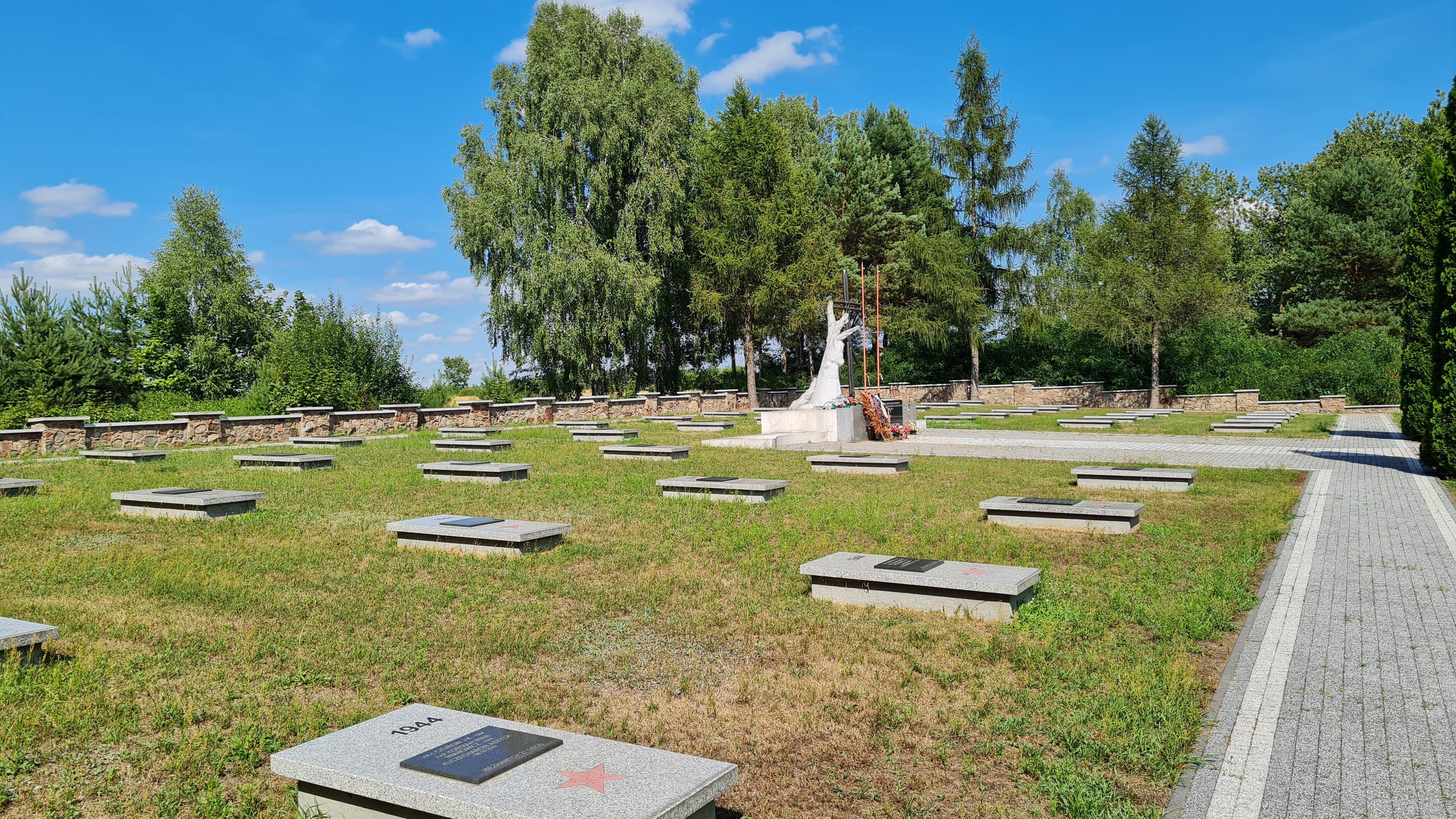 Widok cmentarza żołnierzy radzieckich. rządy pomników nagrobnych z czerwonymi gwiadzami
