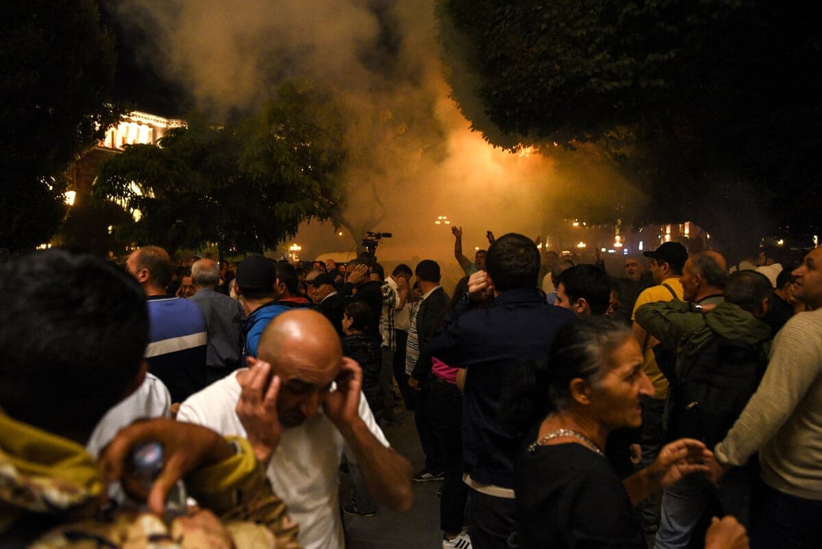 Protestujący ścierają się z policją, wzywając premiera Armenii Nikola Paszyniana do dymisji w centrum Erywania 19 września 2023 r.