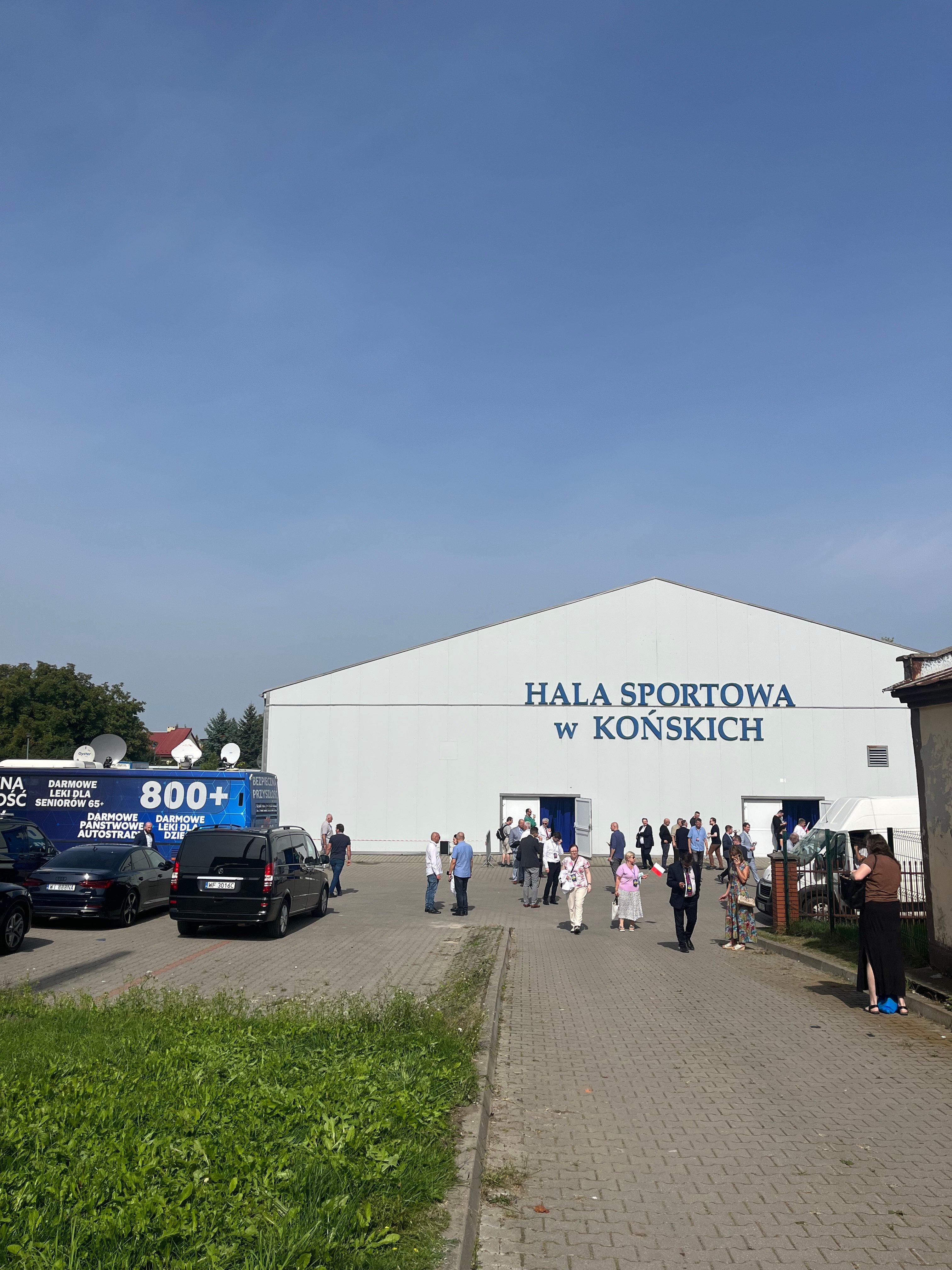 Hala sportowa w Końskich, 9 września 2023, fot. Agata Szczęśniak, OKO.press