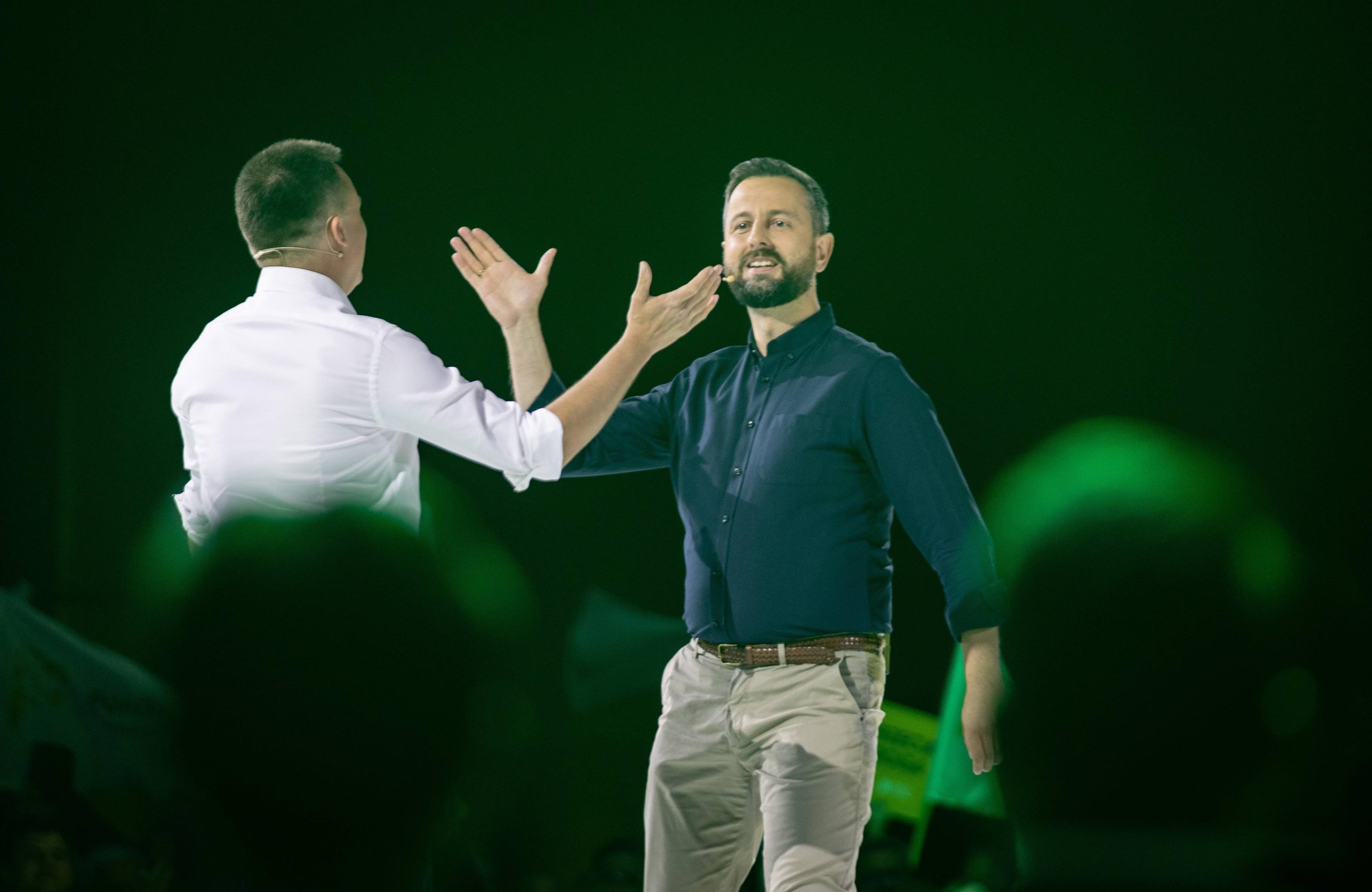 Szymon Hołownia i Władysław Kosiniak-Kamysz przybijają sobie piątkę na scenie podczas wiecu wyborczego