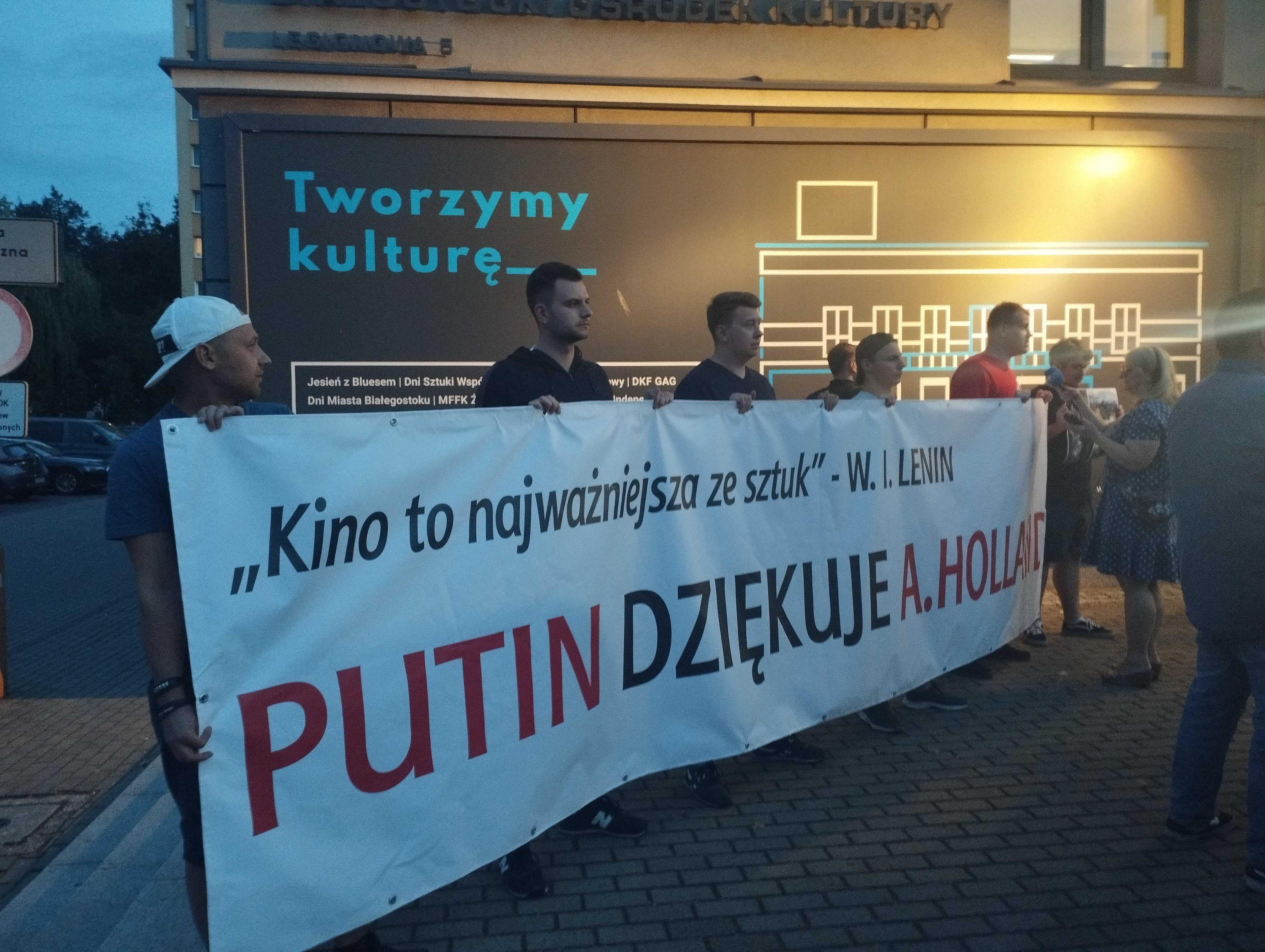 Protest pod kinem w Białymstoku przeciwko filmowi "Zielona grania" Agnieszki Holland.