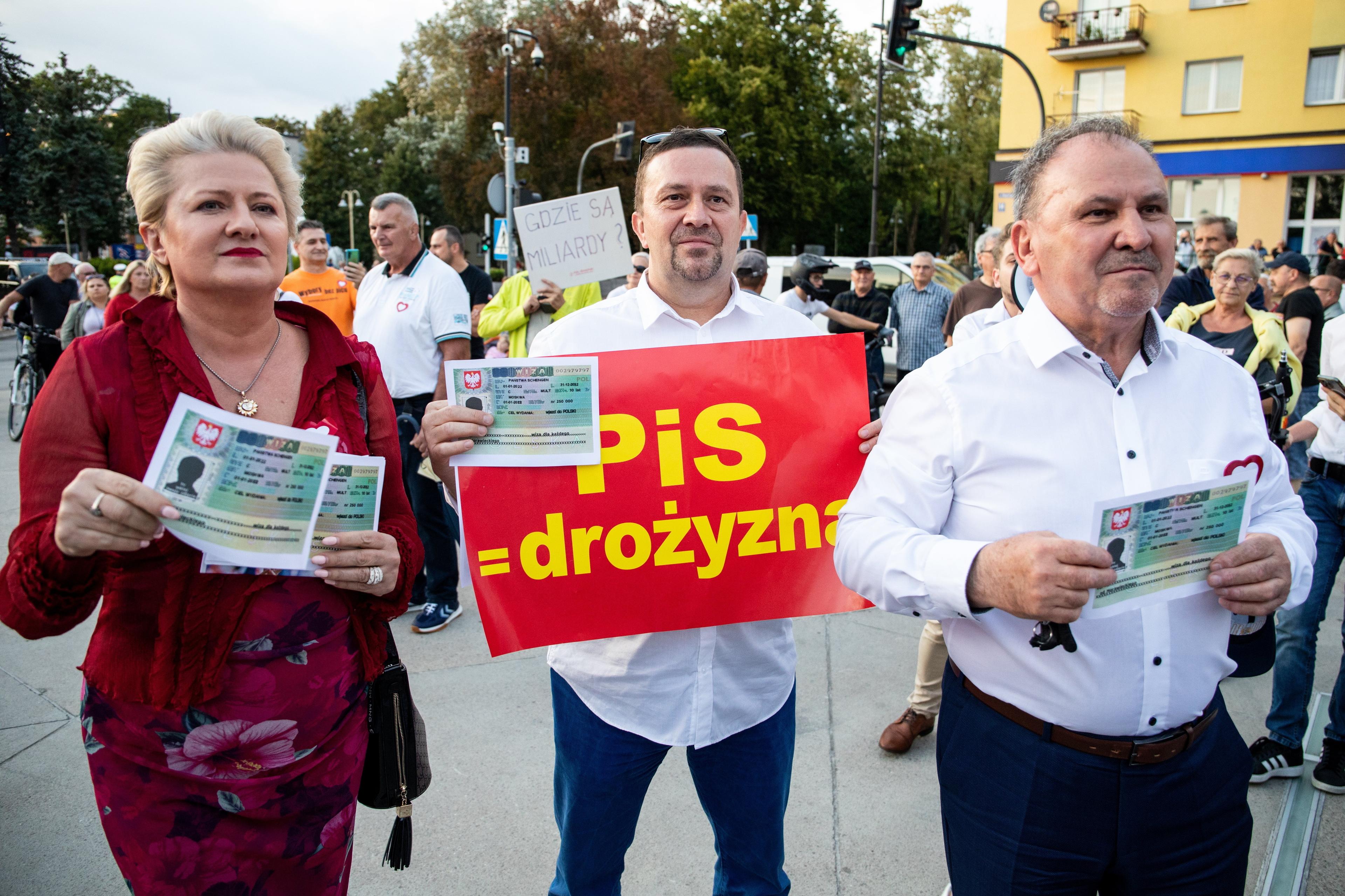 Protest Koalicji Obywatelskiej w trakcie wiecu wyborczego premiera rzadu PiS mateusza Morawieckiego .