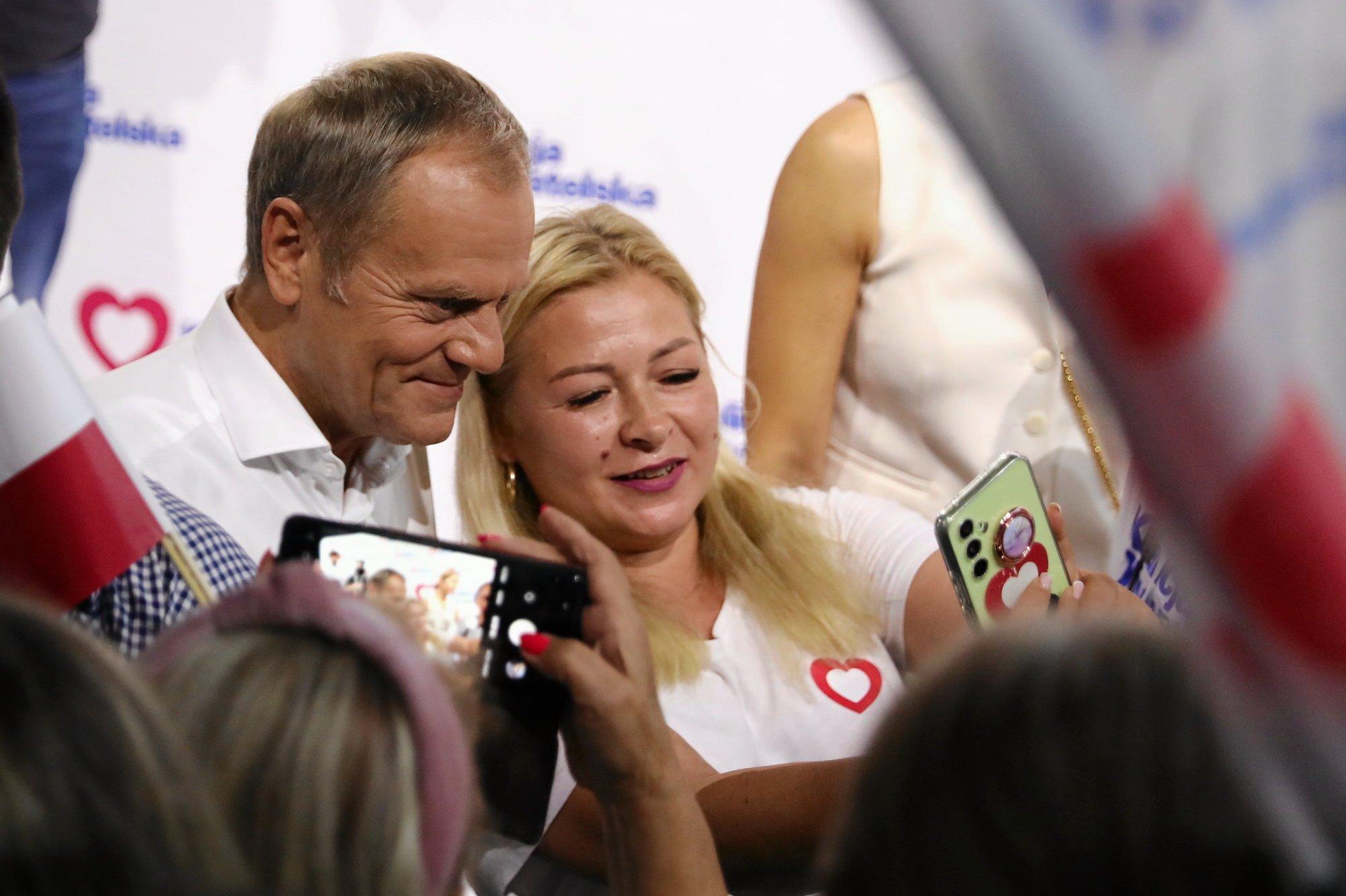 Donald Tusk robi sobie selfie z jedną z działaczek na konwencji KO w Tarnowie.
