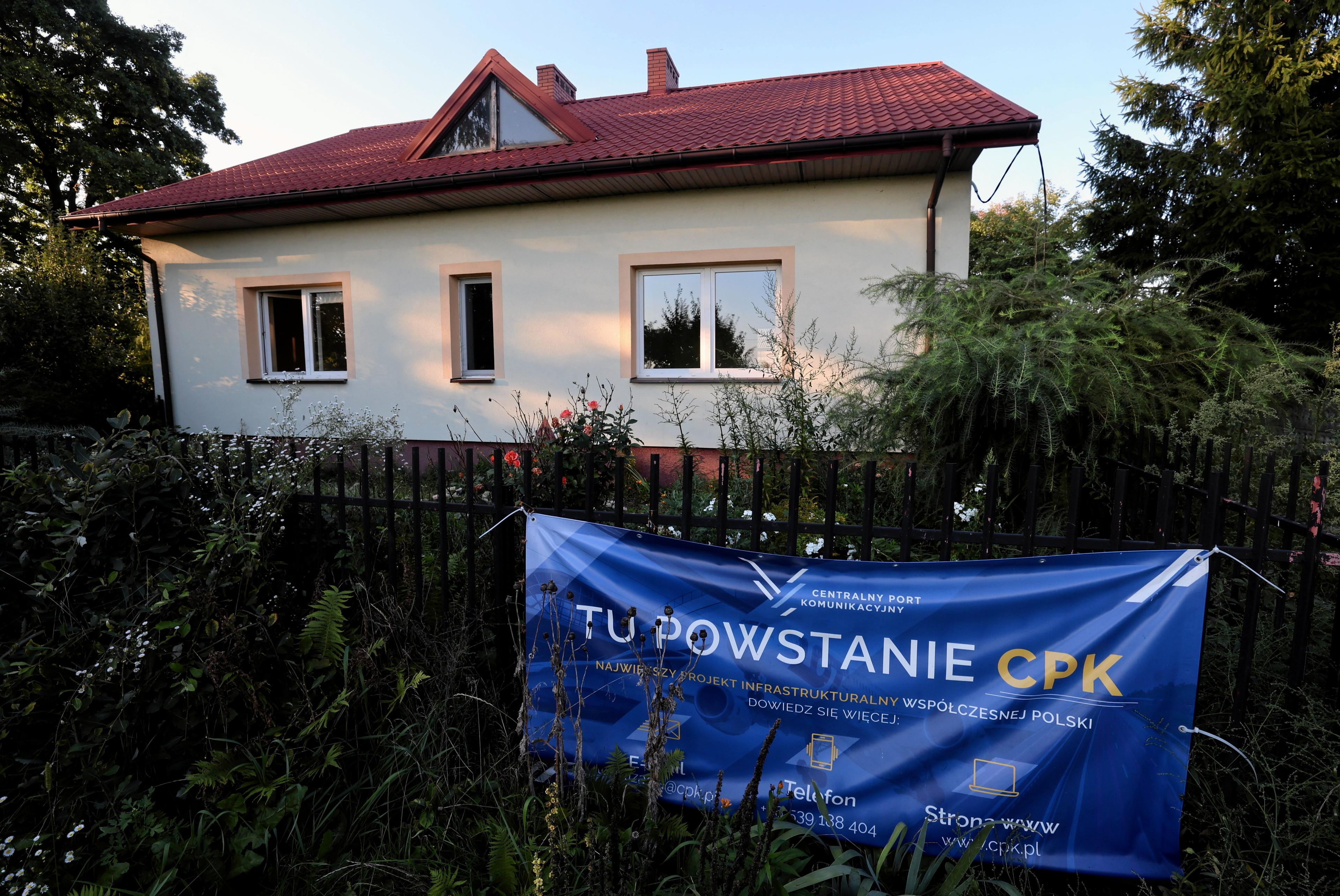 Wiejski dom, na płocie wisi baner z napisem „Tu powstanie CPK”.