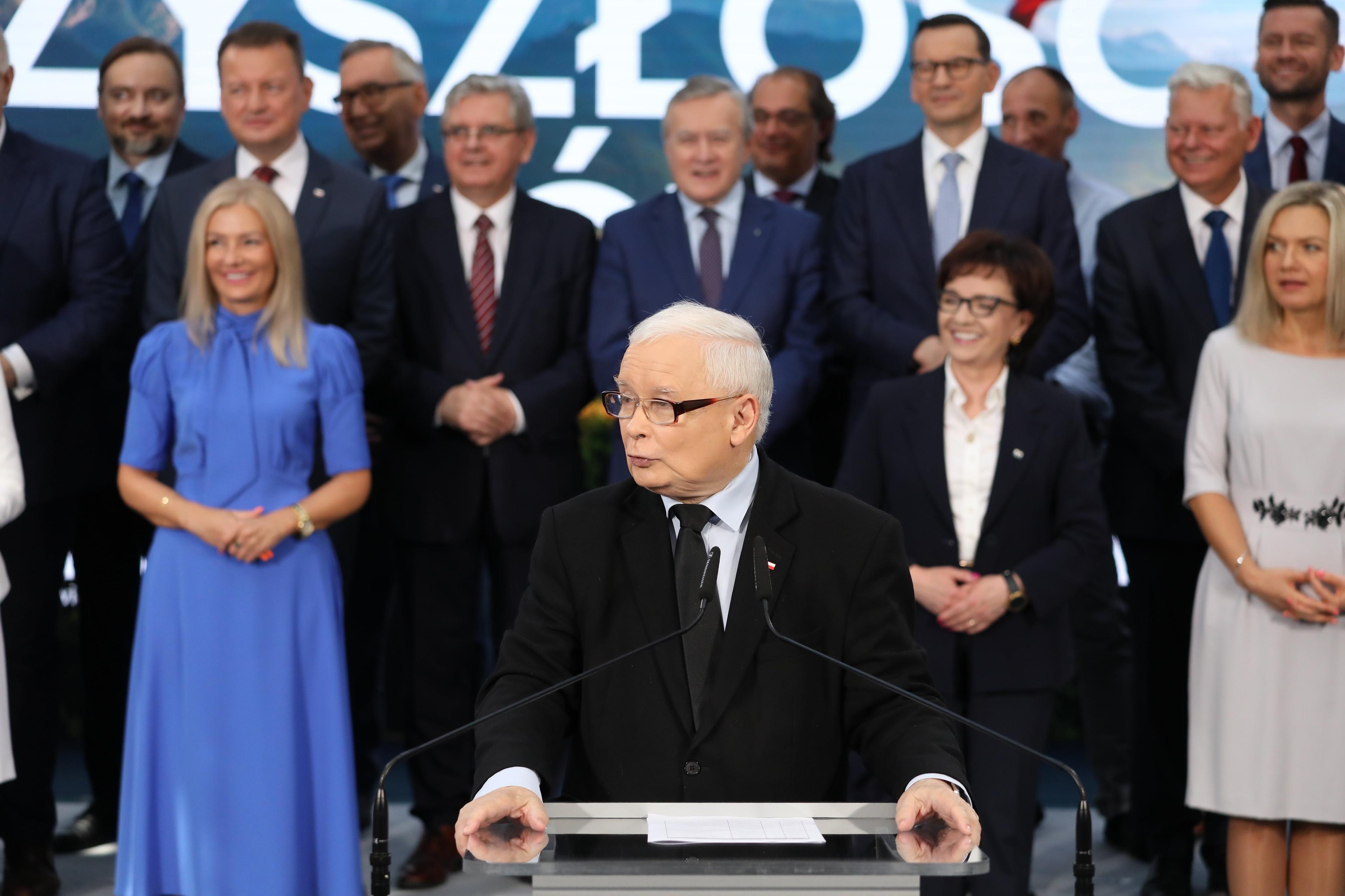 Jarosław Kaczyński przemawia, w tle politycy PiS