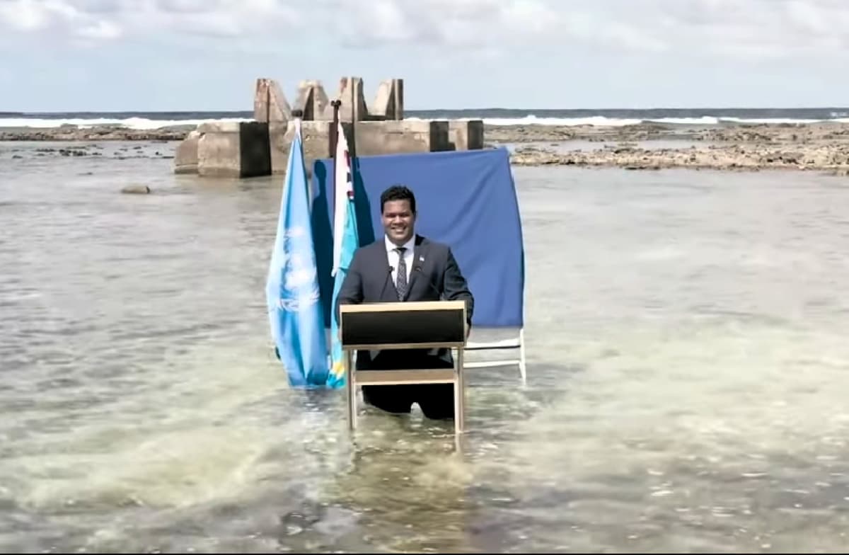 Premier Tuvalu przemawia na COP26 stojąc po kolana w wodzie