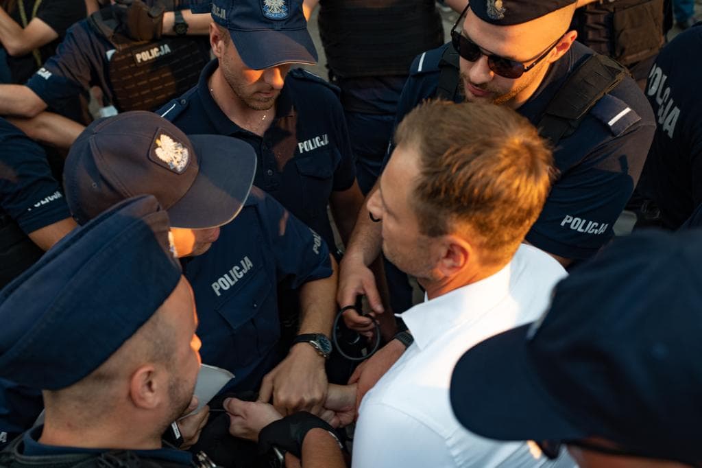Sławomir Nitras i policja podczas wiecu Rafała Trzaskowskiego w Skawinie, 24 sierpnia 2023, fot. Barbara Nowacka