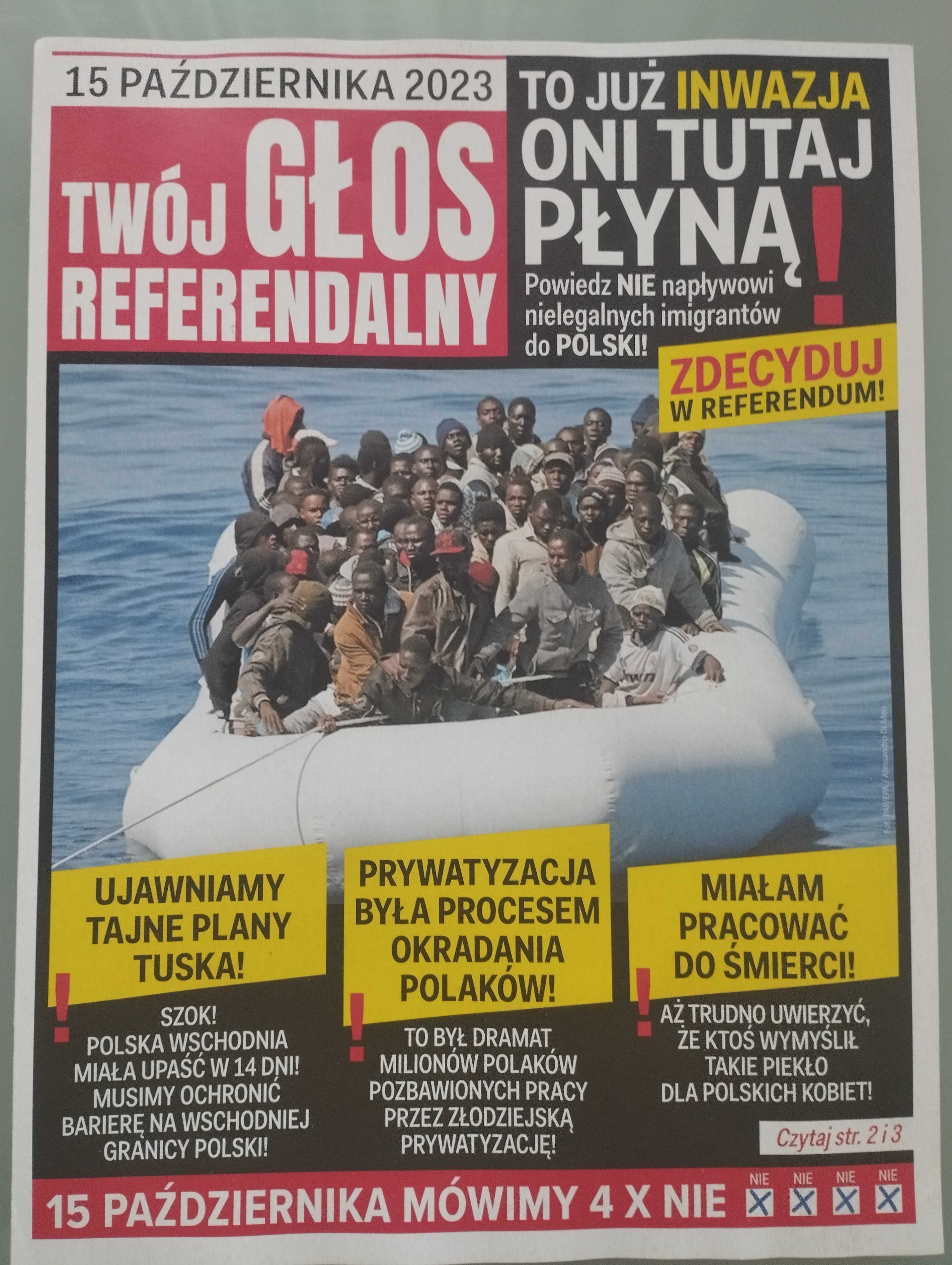 Okładka gazetki: czerwony tytuł "Twój głos referendalny", zdjęcie uchodźców na pontonie i tytuł "Oni już tutaj płyną, inwazja" : twój