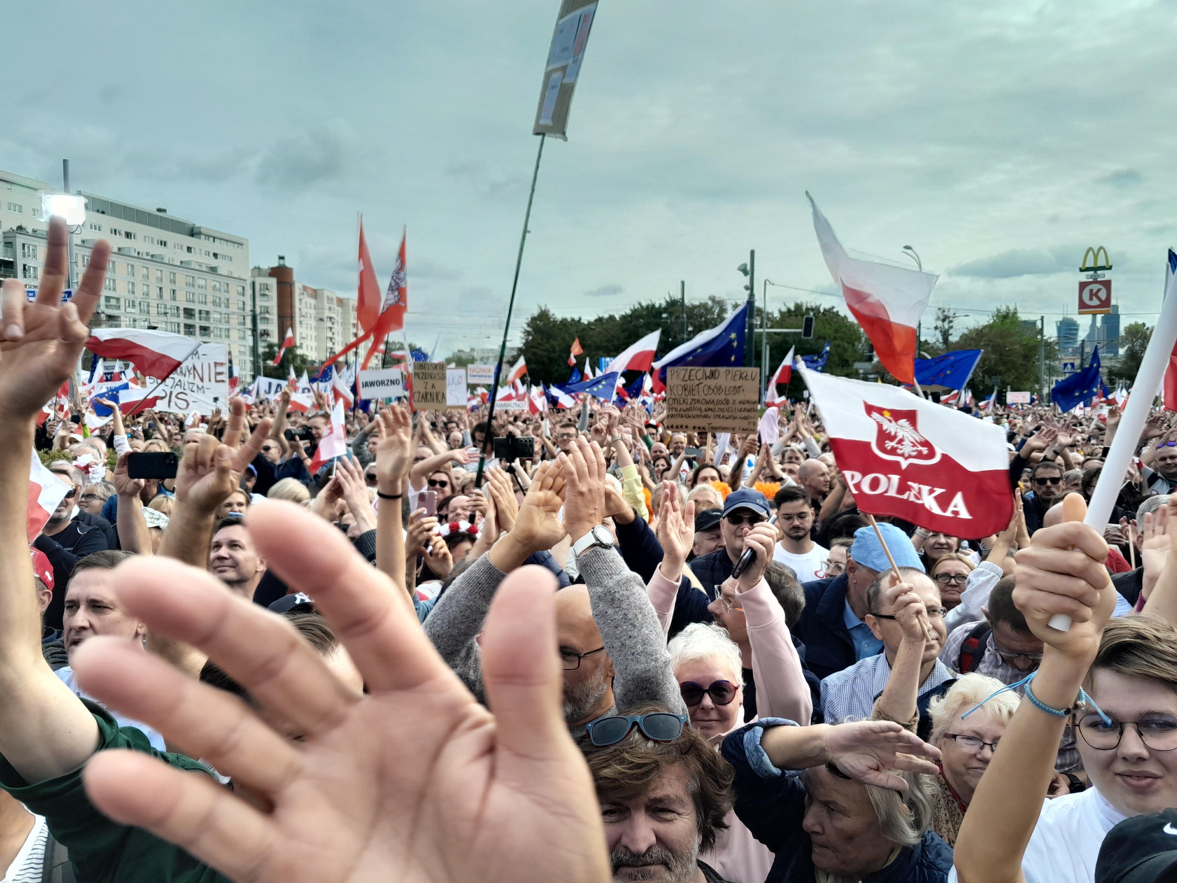 Tłumy na Marszu Miliona Serc pod sceną klaszczą w dłonie