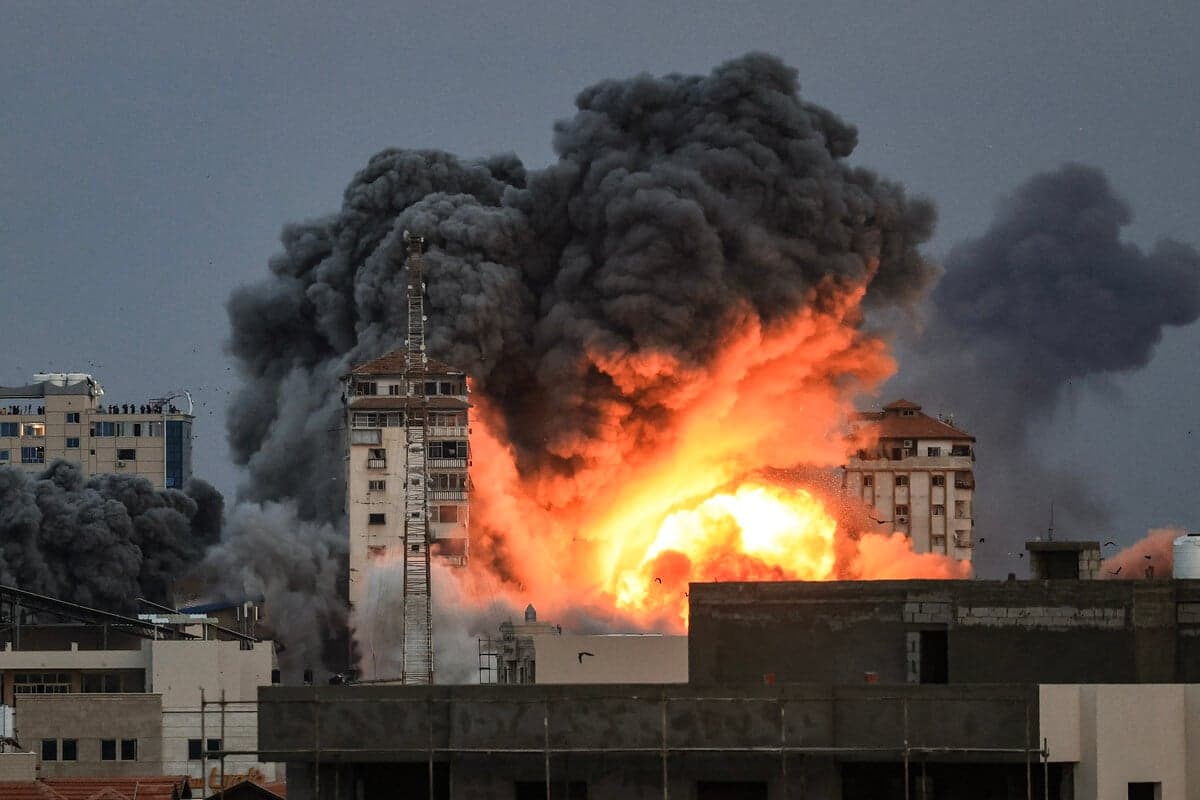 Wielki wybuch w dzielnicy bloków mieszkalnych w strefie Gazy. Wojna w Izraelu