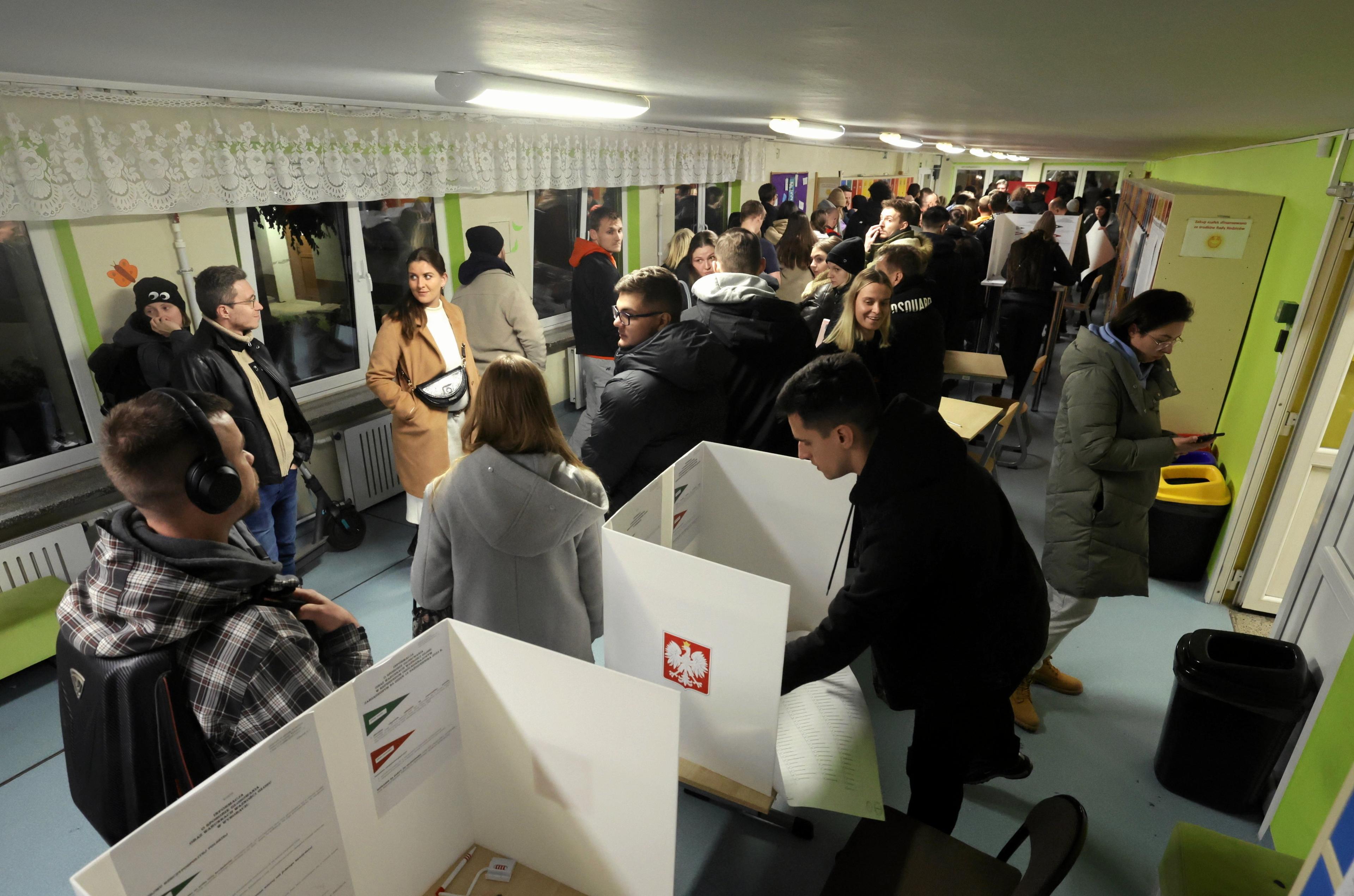 Ludzie stoją w kolejce do urn wyborczych podczas wyborów parlamentarnych