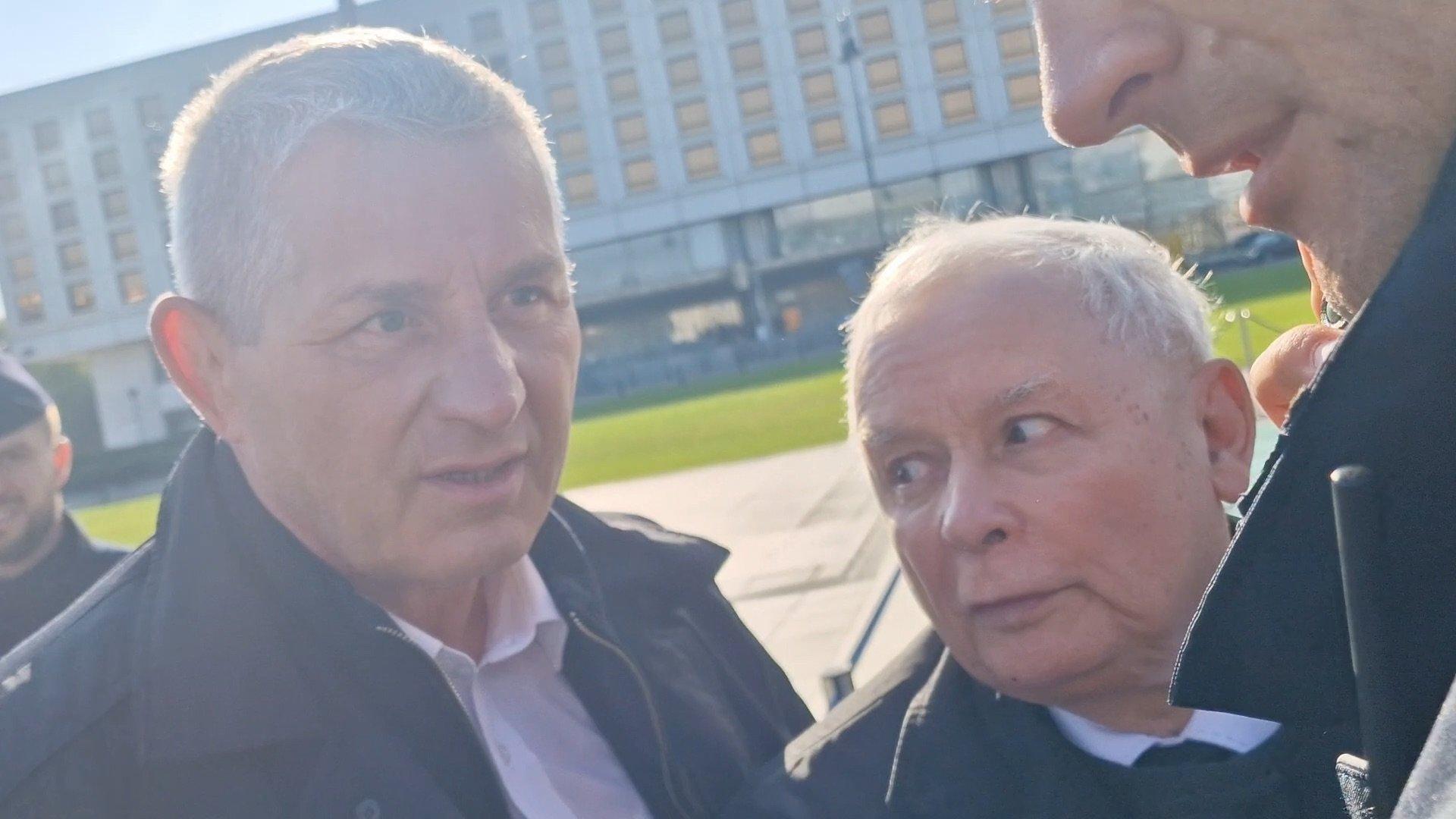 Zdenerwowany Jarosław Kaczyński pod pomnikiem smoleńskim