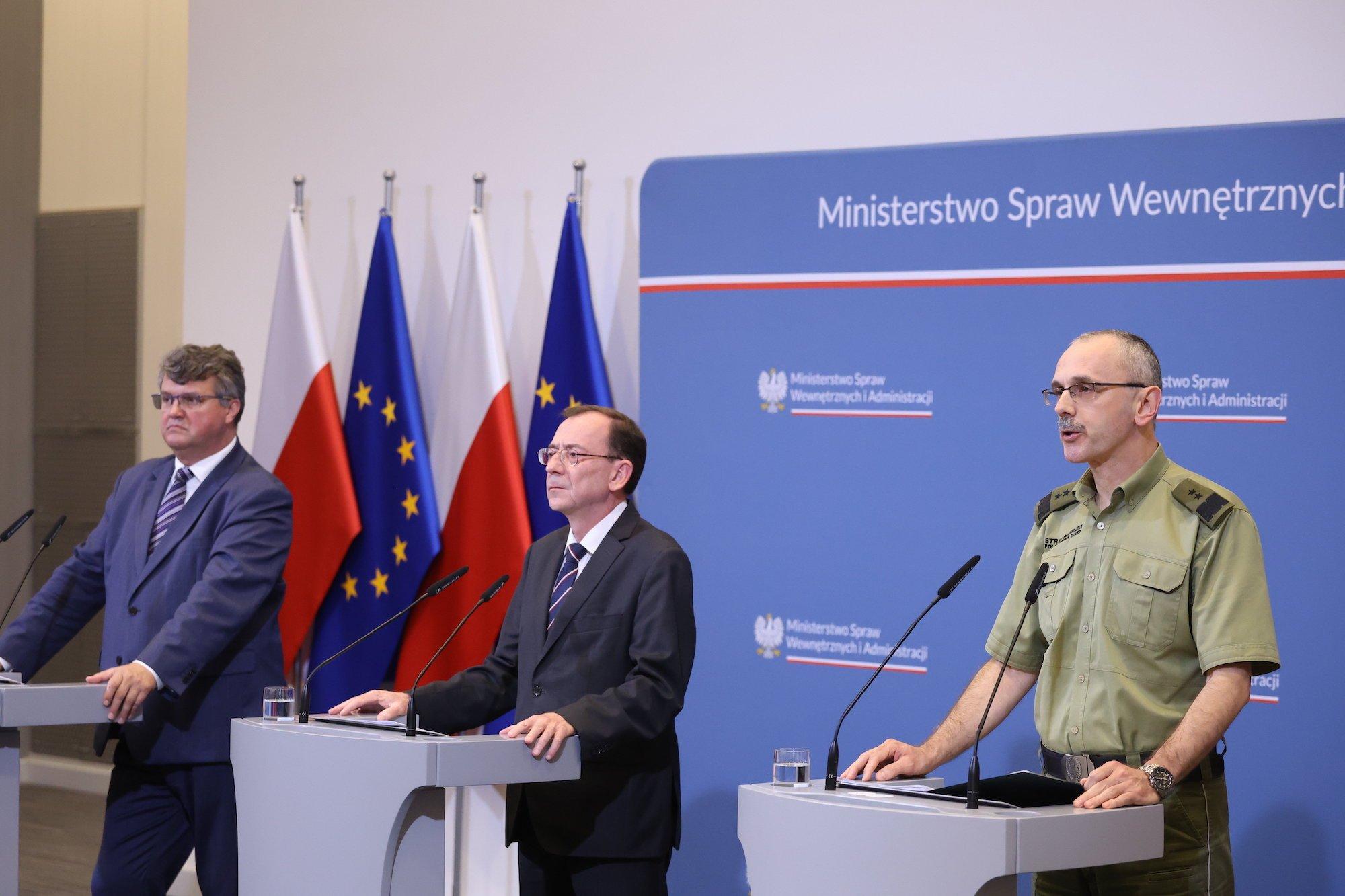 Maciej Wąsik, Mariusz Kamiński i szef straży granicznej Tomasz Praga na konferencji prasowej w MSWiA.