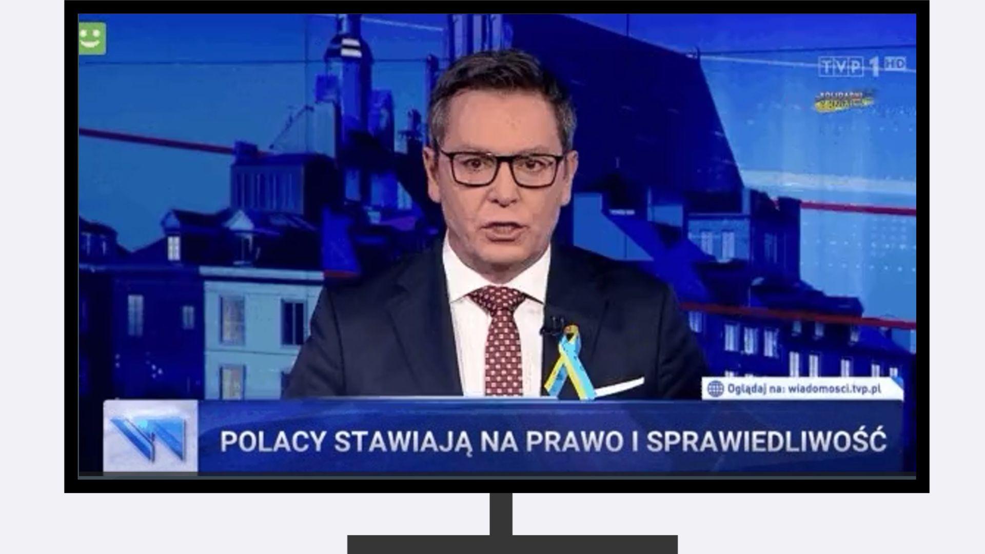 Grafika: na ekranie telewizora prezenter "Wiadomości" i belka "Polacy stawiają na Prawo i Sprawiedliwość"