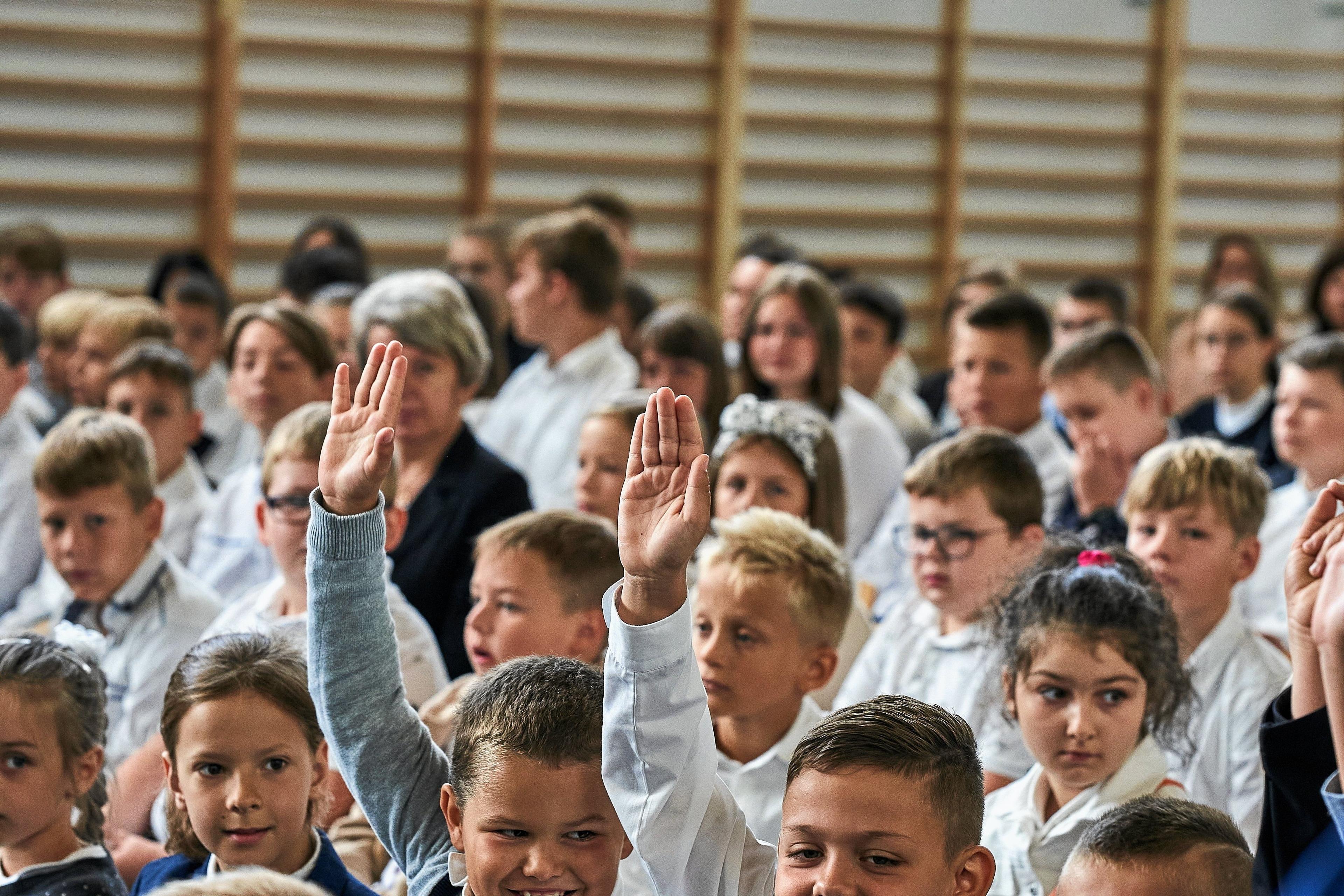 Na zdjęciu uczniowie podczas apelu na sali gimnastycznej