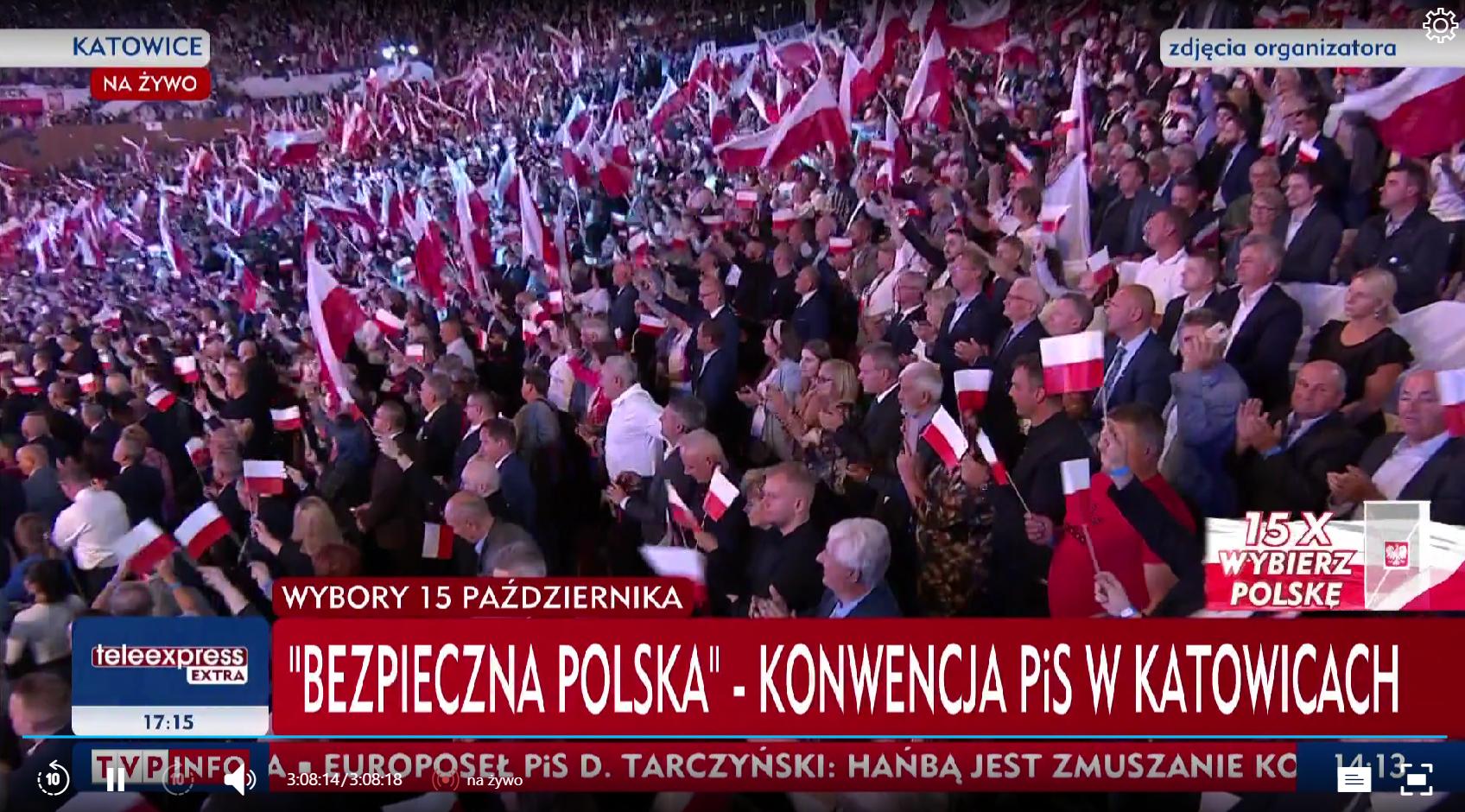 Kadr z TVP Info w trakcie opozycyjnego Marszu Miliona Serc 1 października