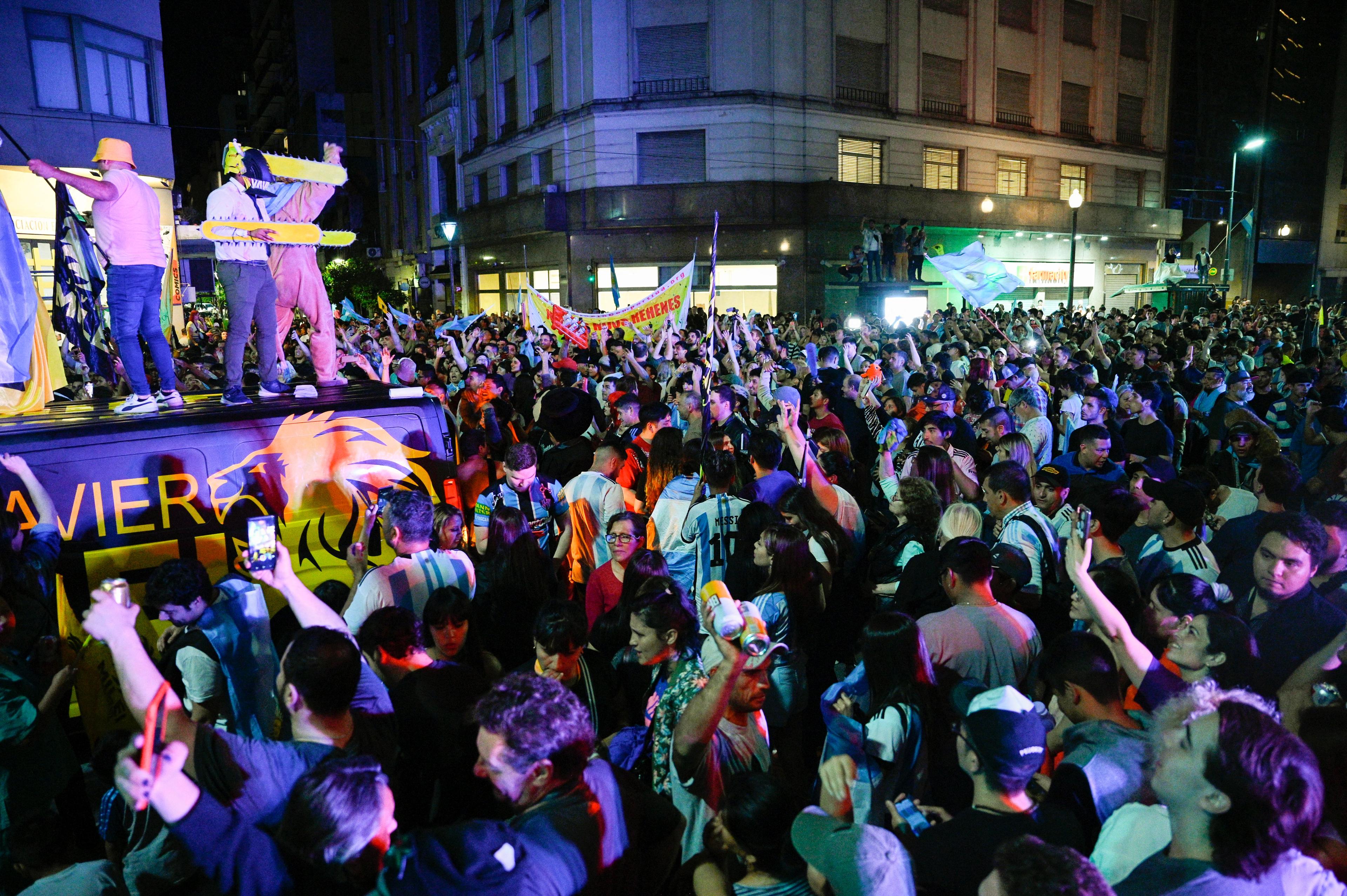 Zwolennicy Javiera Milaia świętują na ulicy jego wygraną w wyborach prezydenckich