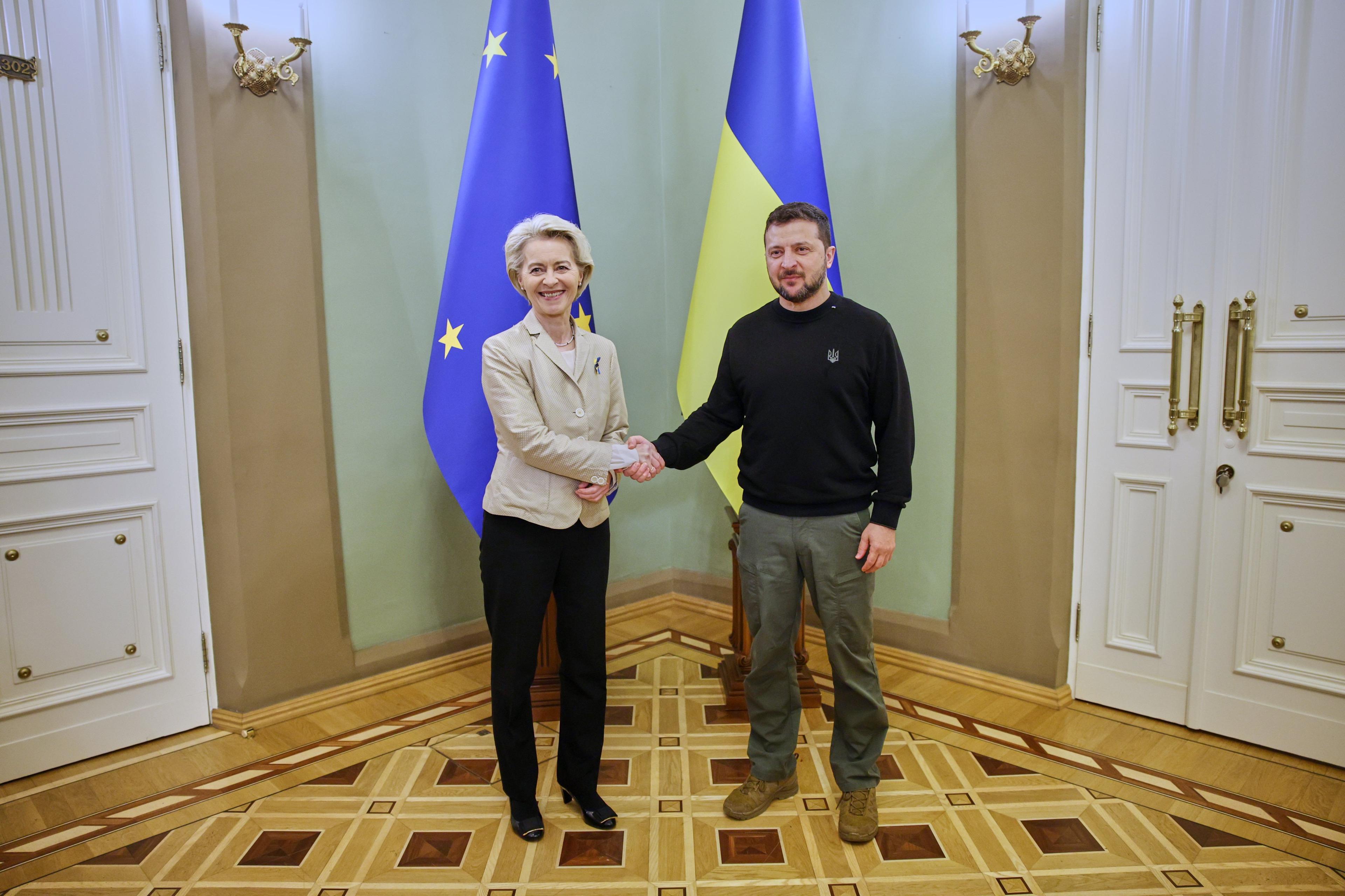 Szefowa Komisji Europejskiej Ursula von der Leyen ściska dłoń prezydenta Ukrainy Wołodymyra Zełenskiego podczas wizyty von der Leyen w Kijowie 4 listopada 2023 roku