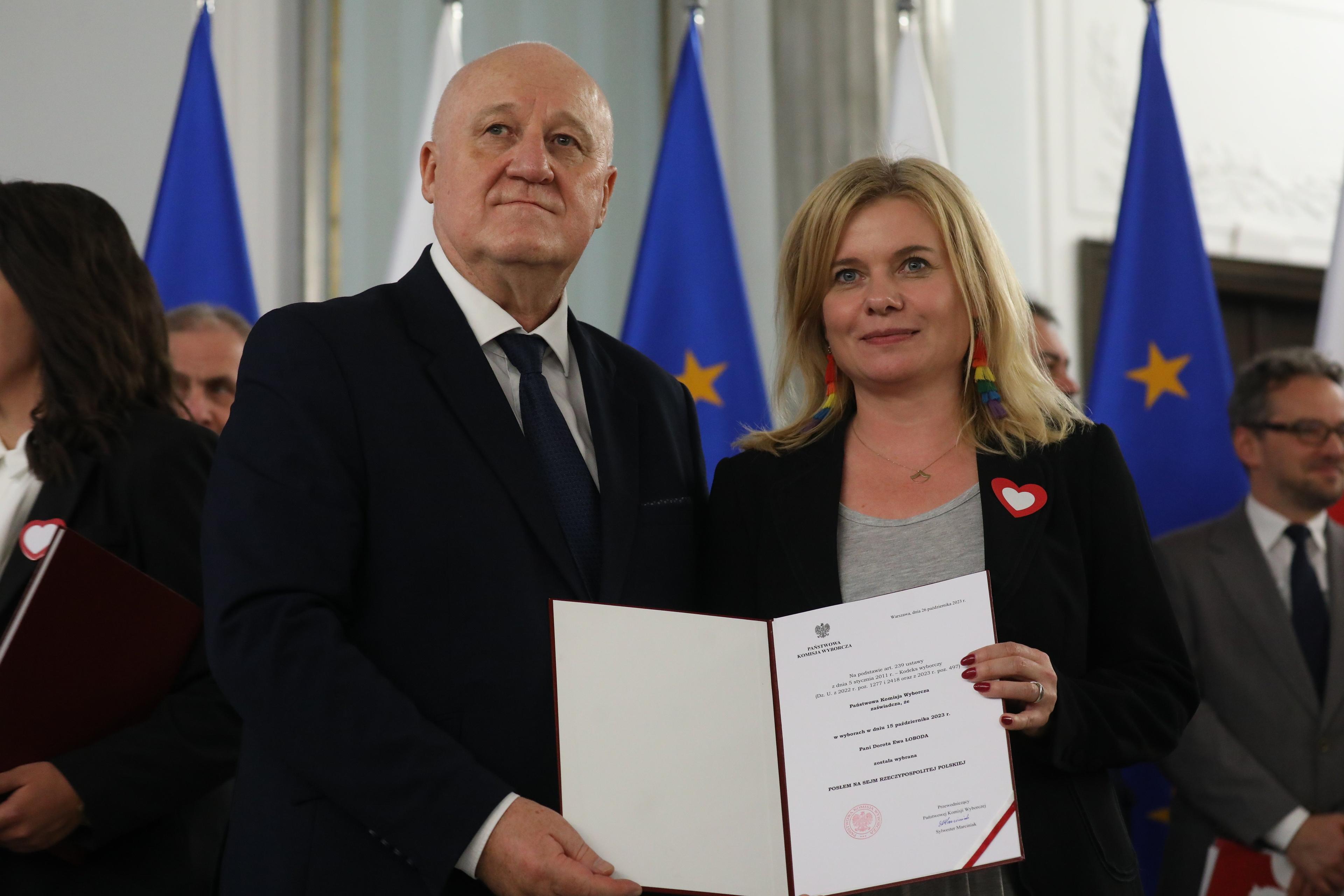 Posłanka KO Dorota łoboda odbiera zaświadczenie o wyborze na posłankę Sejmu X kadencji