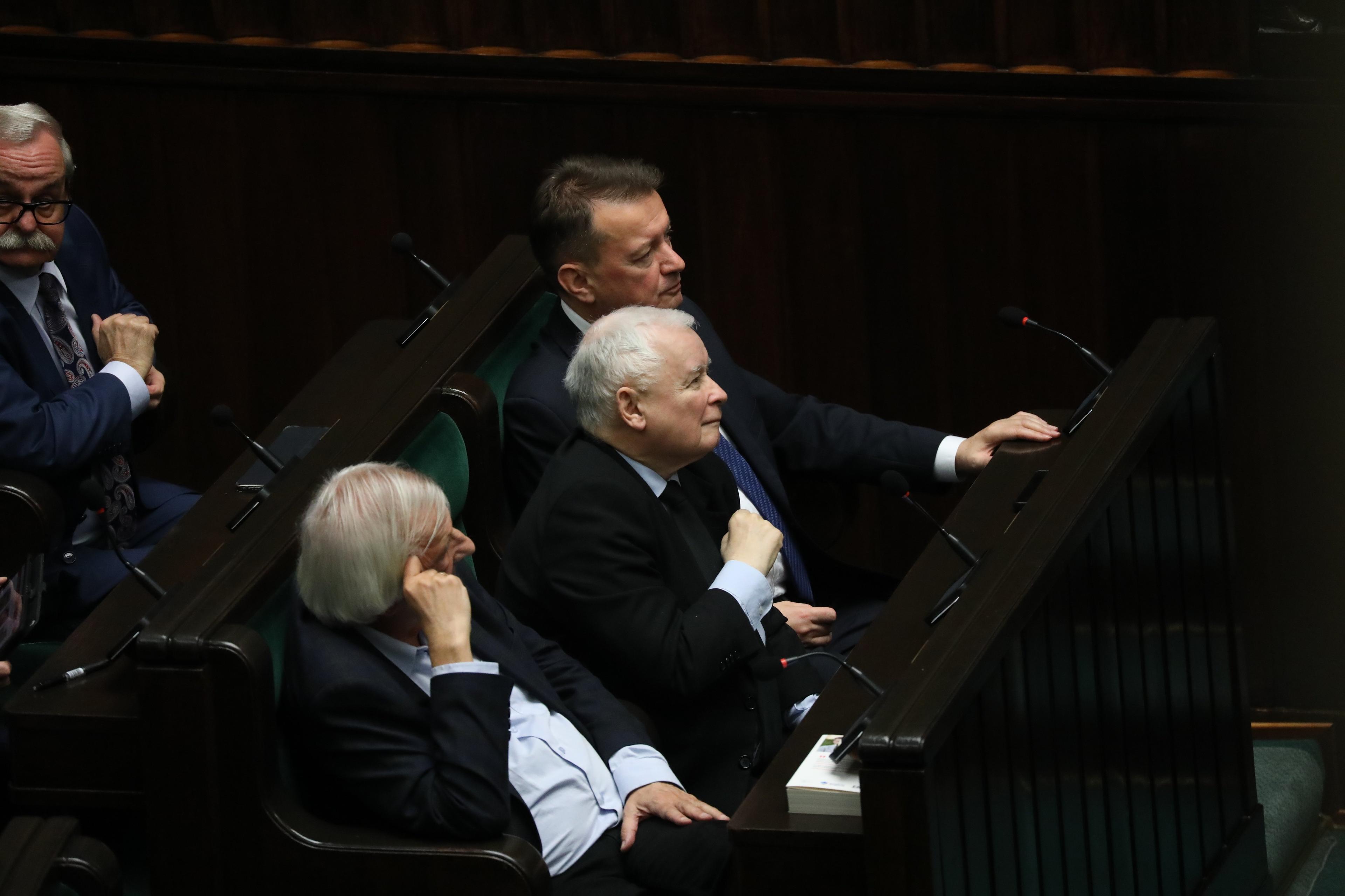 Jarosław Kaczyński siedzi w ławie poselskiej i z zainteresowaniem patrzy przed siebie