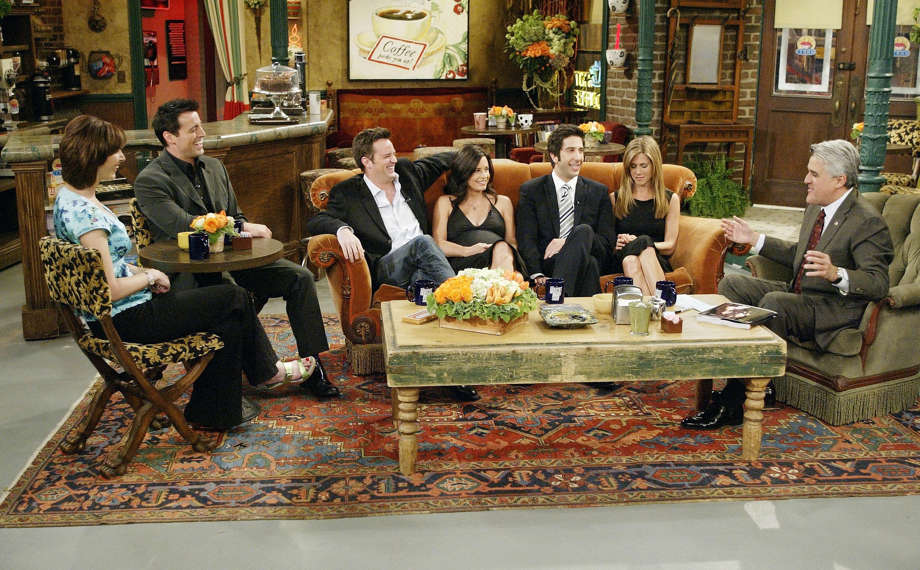 obsada "Przyjaciół" siedzi na kanapie w serialowej kawiarni