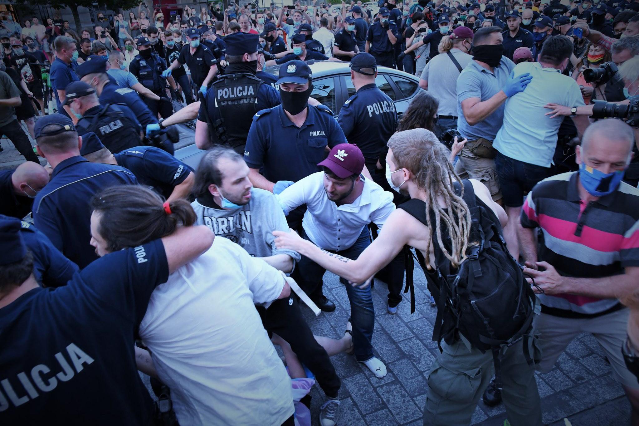 Warszawa, 7.08.2020. Pod siedzibą KPH, gdzie miało dojść do aresztowania Margot, doszło do konfrontacji policji z uczestnikami akcji solidarnościowej. Kilkadziesiąt osób zostało poturbowanych i zatrzymanych