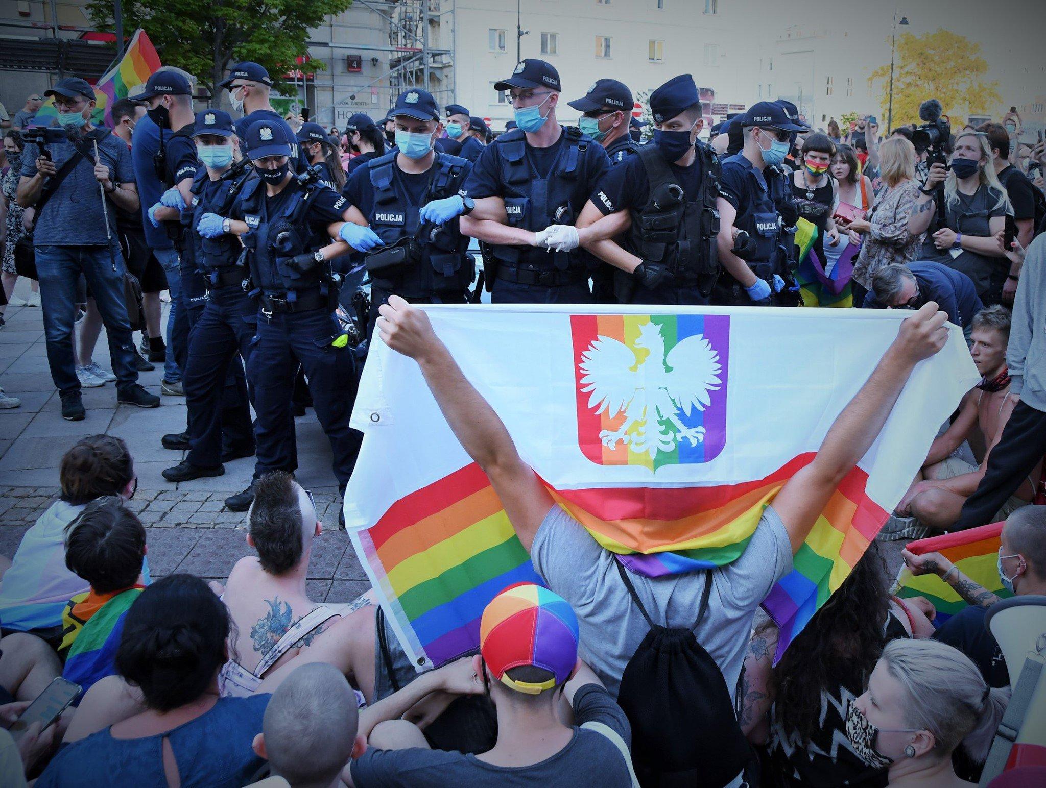 Warszawa, 7.08.2020. Pod siedzibą KPH, gdzie miało dojść do aresztowania Margot, doszło do konfrontacji policji z uczestnikami akcji solidarnościowej. Kilkadziesiąt osób zostało poturbowanych i zatrzymanych