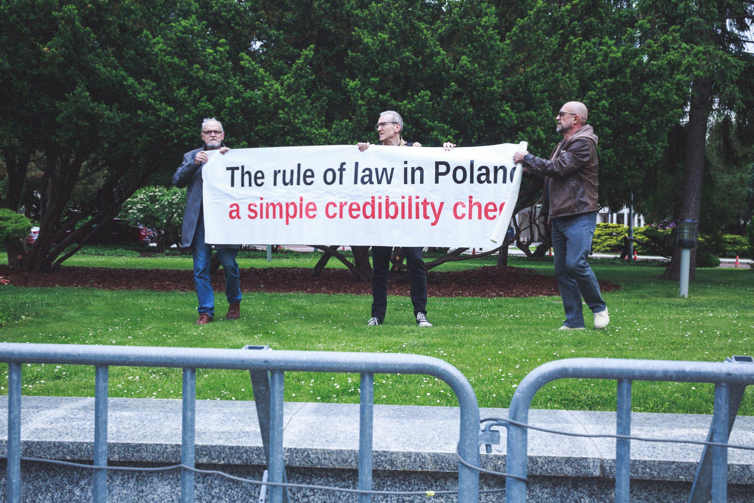 Obywatele RP protestują pod Sejmem: patrzymy na ręce rządowi i UE w sprawie praworządności i KPO