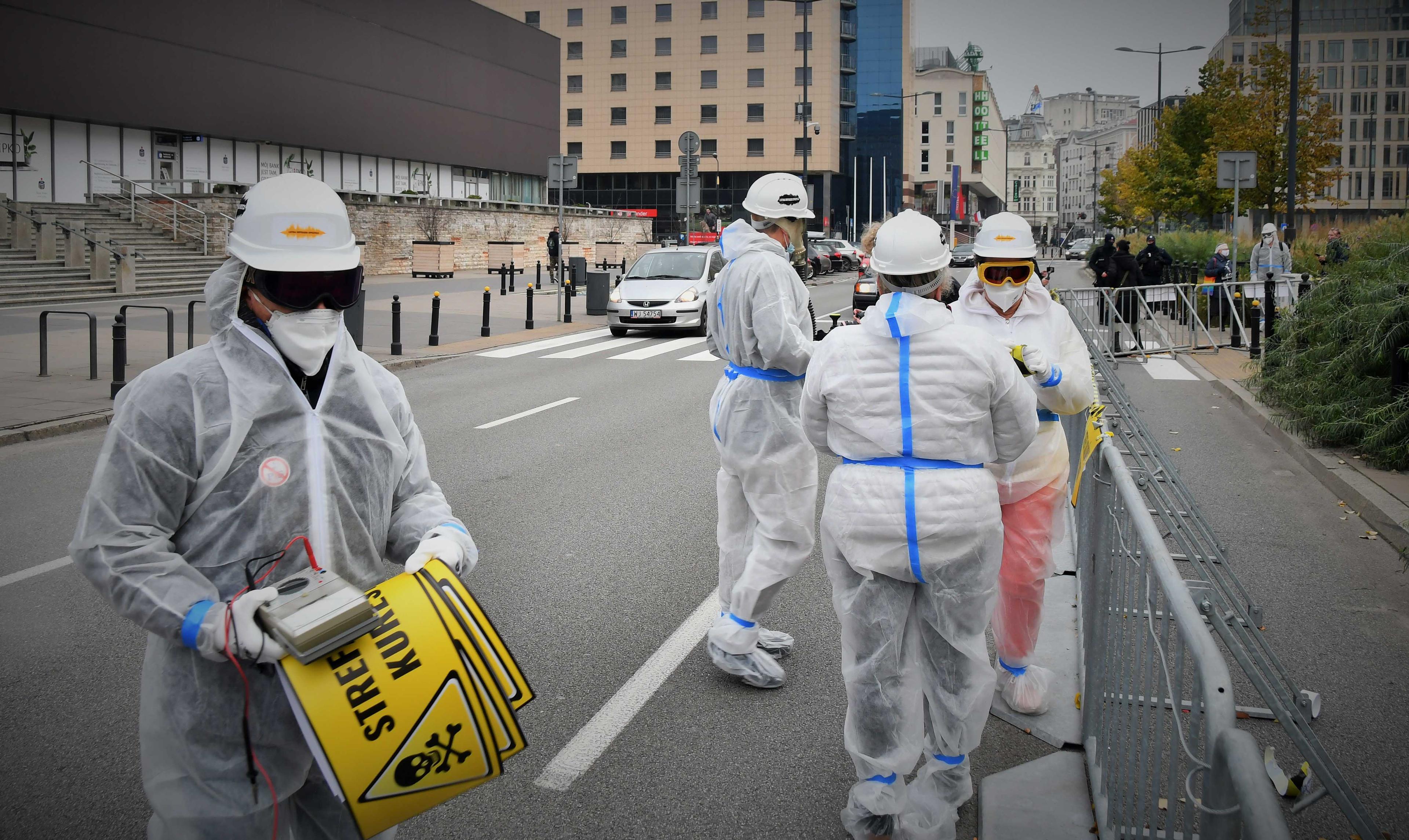 Warszawa, 14.11.2020. Akcja Lotnej Brygady Opozycji pod siedzibą TVP na Placu Powstańców