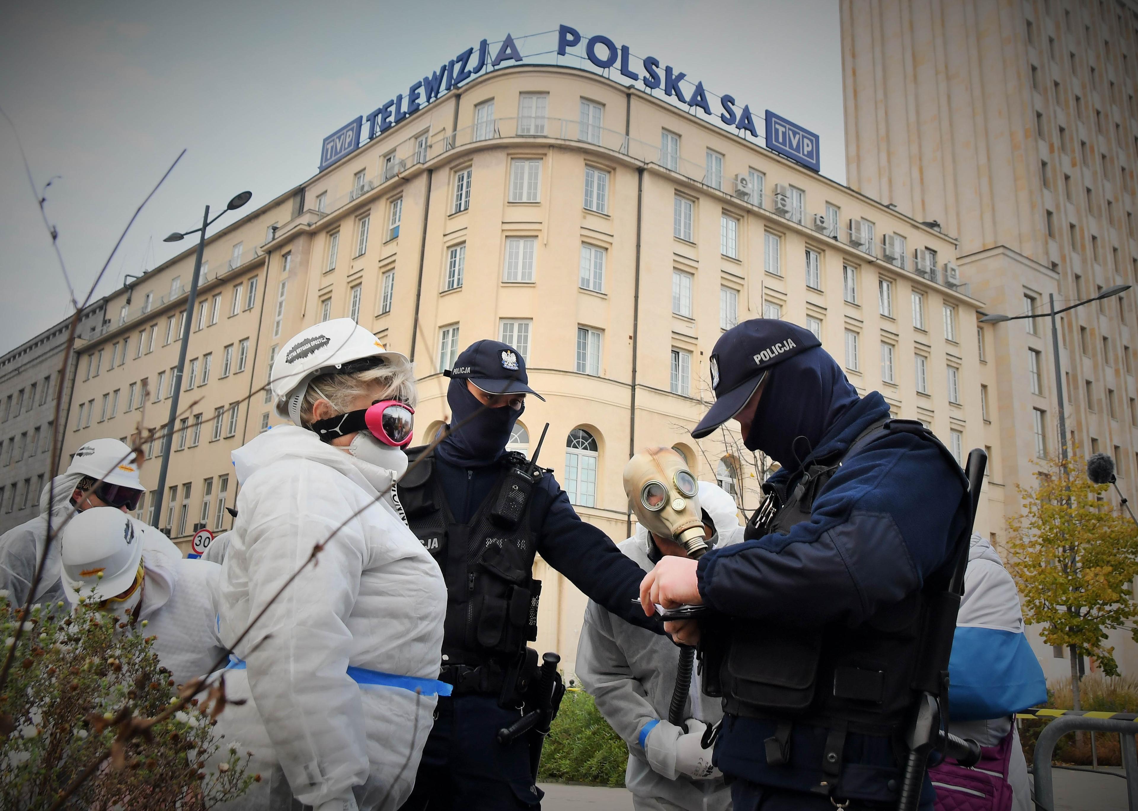 Warszawa, 14.11.2020. Akcja Lotnej Brygady Opozycji pod siedzibą TVP na Placu Powstańców