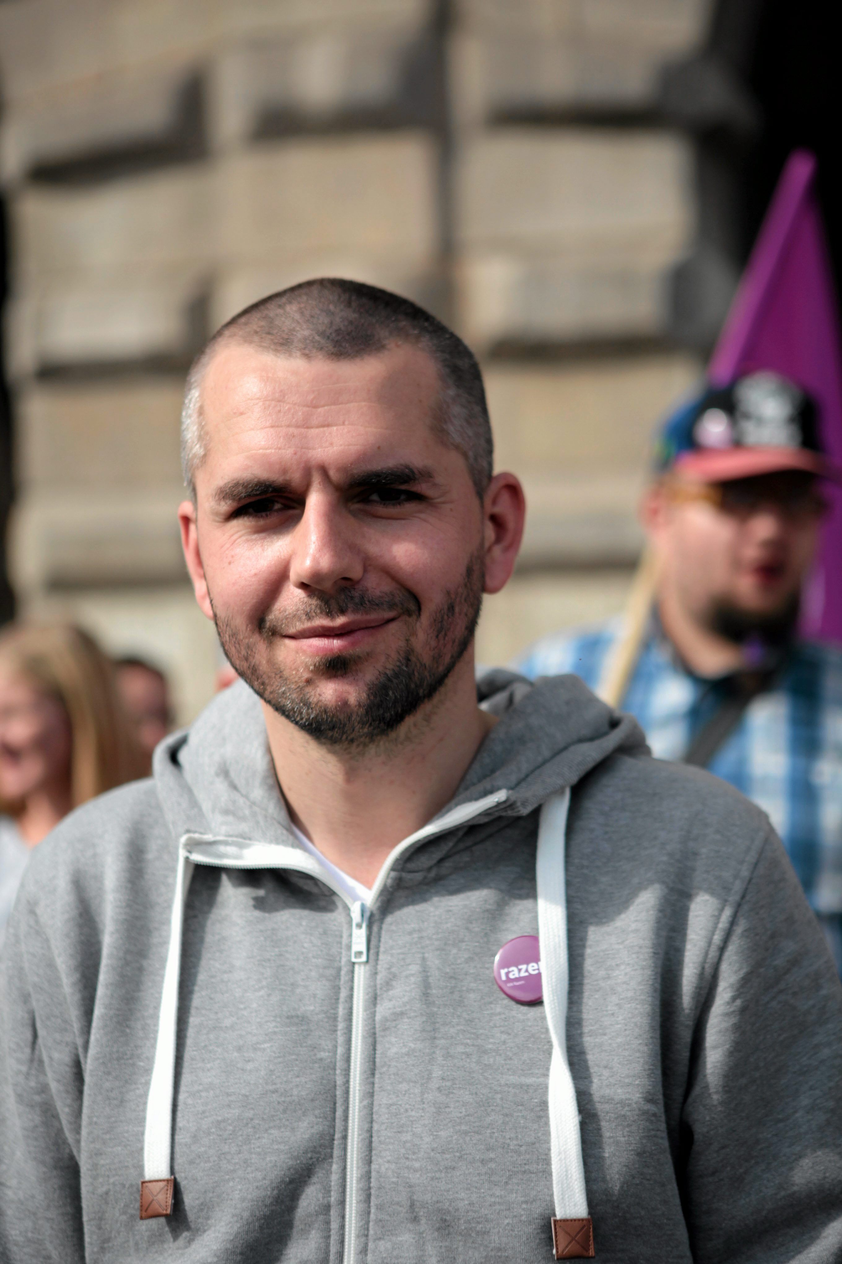 16.09.2015 Gdansk . Maciej Konieczny i aktywisci Partii Razem  podczas konferencji pod Zielona Brama .
Fot. Renata Dabrowska / Agencja Gazeta