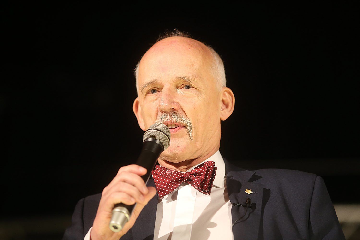 20.02.2016 Augustow , Podlasie . Spotkanie Janusza Korwin - Mikke  z mieszkancami regionu w zwiazku z kandydowaniem Szczepana Barszczewskiego w wyborach uzupelniajacych do senatu z " Partii Korwin "
Fot. Agnieszka Sadowska/ Agencja Gazeta *** Local Caption *** .