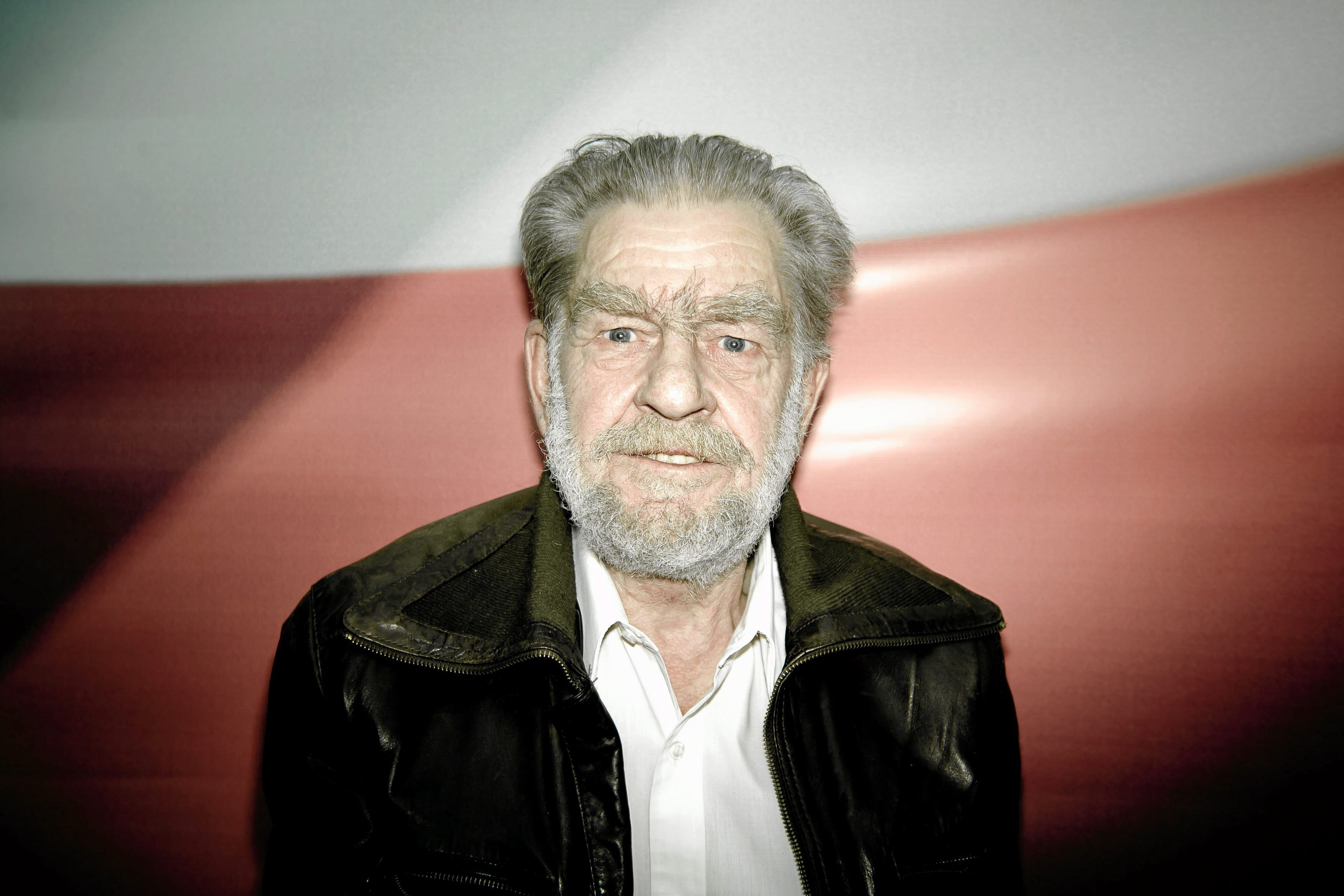 01.10.2001 GDANSK , ANDRZEJ GWIAZDA , DZIALACZ OPOZYCJI W OKRESIE PRL WSPOLTWPRCA NSZZ SOLIDARNOSC , KAWALER ORDERU ORLA BIALEGO , W WYBORACH PARLAMENTARNYCH 2011 BEZPARTYJNY KANDYDAT DO SENATU Z RAMIENIA PIS W OKREGU GDANSKIM .
FOT. DOMINIK SADOWSKI  / AGENCJA GAZETA