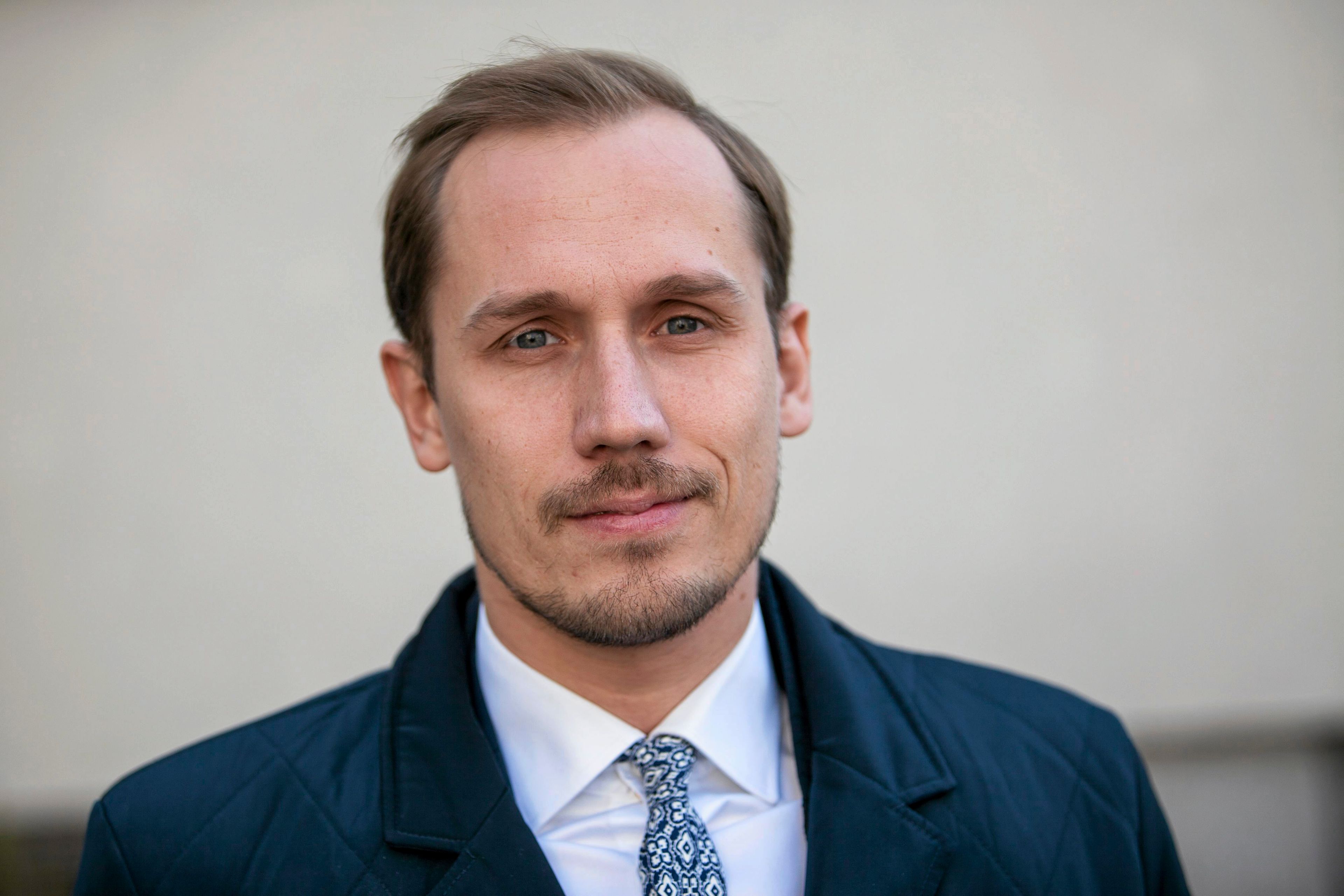 04.11.2016 Krakow . Sad Rejonowy , Przy Rondzie 7 .  Konrad Berkowicz przed konferencja prasowa partii Korwin i oskarzonego Marka Majchera przed ostatnia rozprawa dot. " zamachu krzeslem " na prezydenta Bronislawa Komorowskiego . 
fot. Kuba Ociepa / Agencja Gazeta