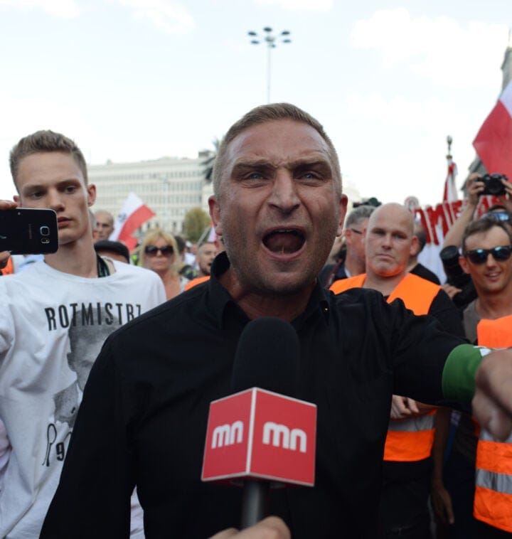 Robert Bąkiewicz z mikrofonem Mediów Narodowych