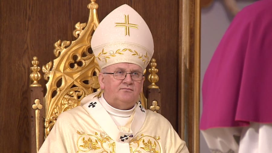 Arcybiskup Józef Górzyński siedzi na złotym tronie.