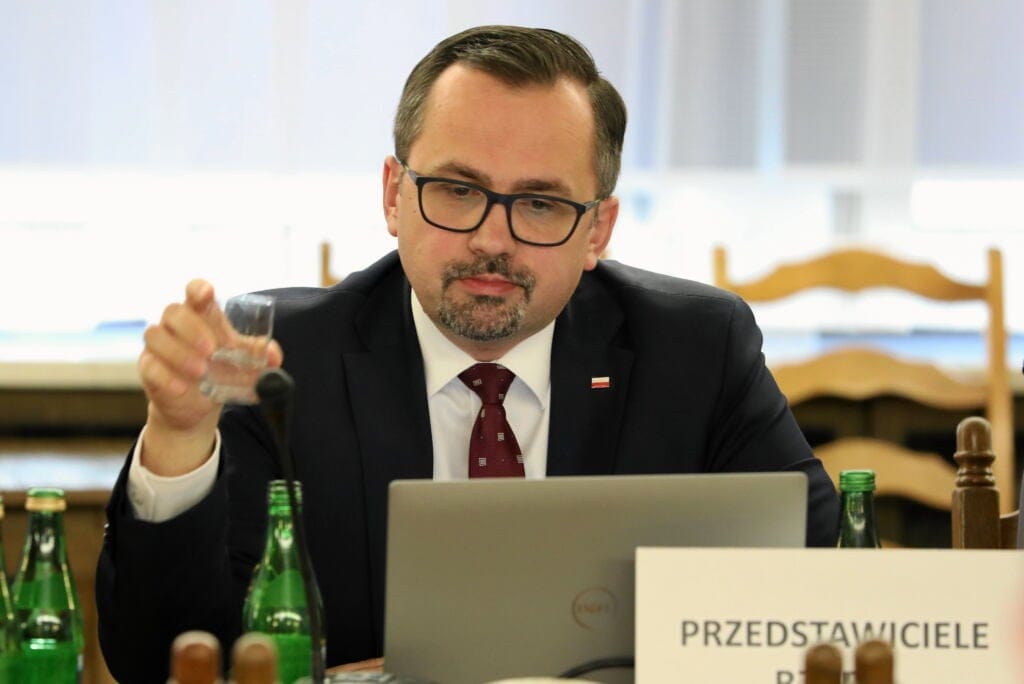 04.08.2022 Warszawa , ul Wiejska . Sejm sala kolumnowa . Wysluchanie publiczne dotyczace rzadowego projektu ustawy o zmianie ustawy o gospodarce nieruchomosciami - teranami  pod Centralny Port Komunikacyjny (CPK) . 
Fot. Slawomir Kaminski / Agencja Wyborcza.pl