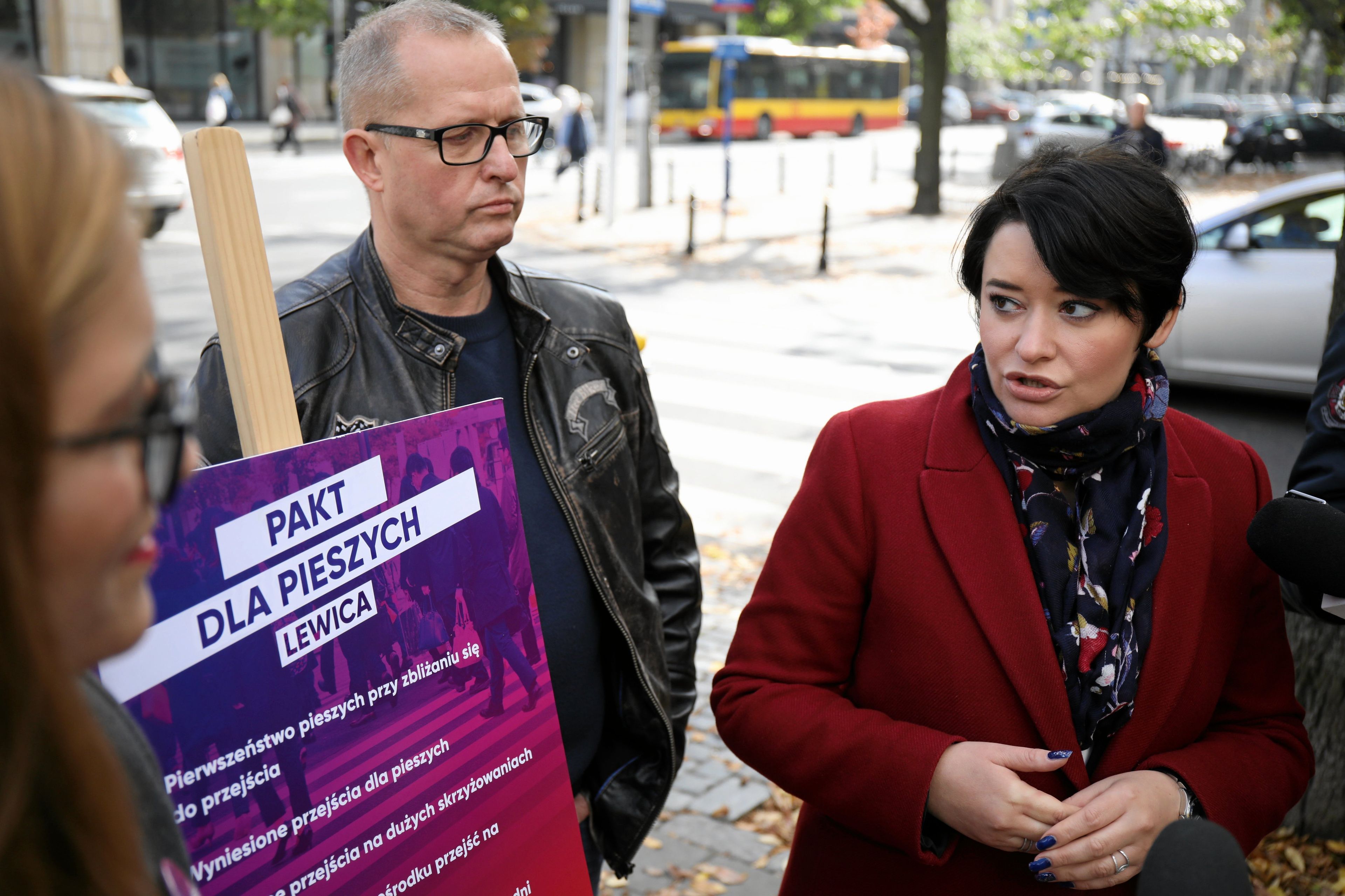 04.10.2019 Warszawa , skrzyzowanie ulica Krucza i Hoza . Od lewej: Magdalena Biejat , Dariusz Rozenek , Anna Maria Zukowska podczas konferencji prasowej warszawskiej lewicy '' Pakt dla pieszych ''.
Fot. Maciek Jazwiecki / Agencja Gazeta