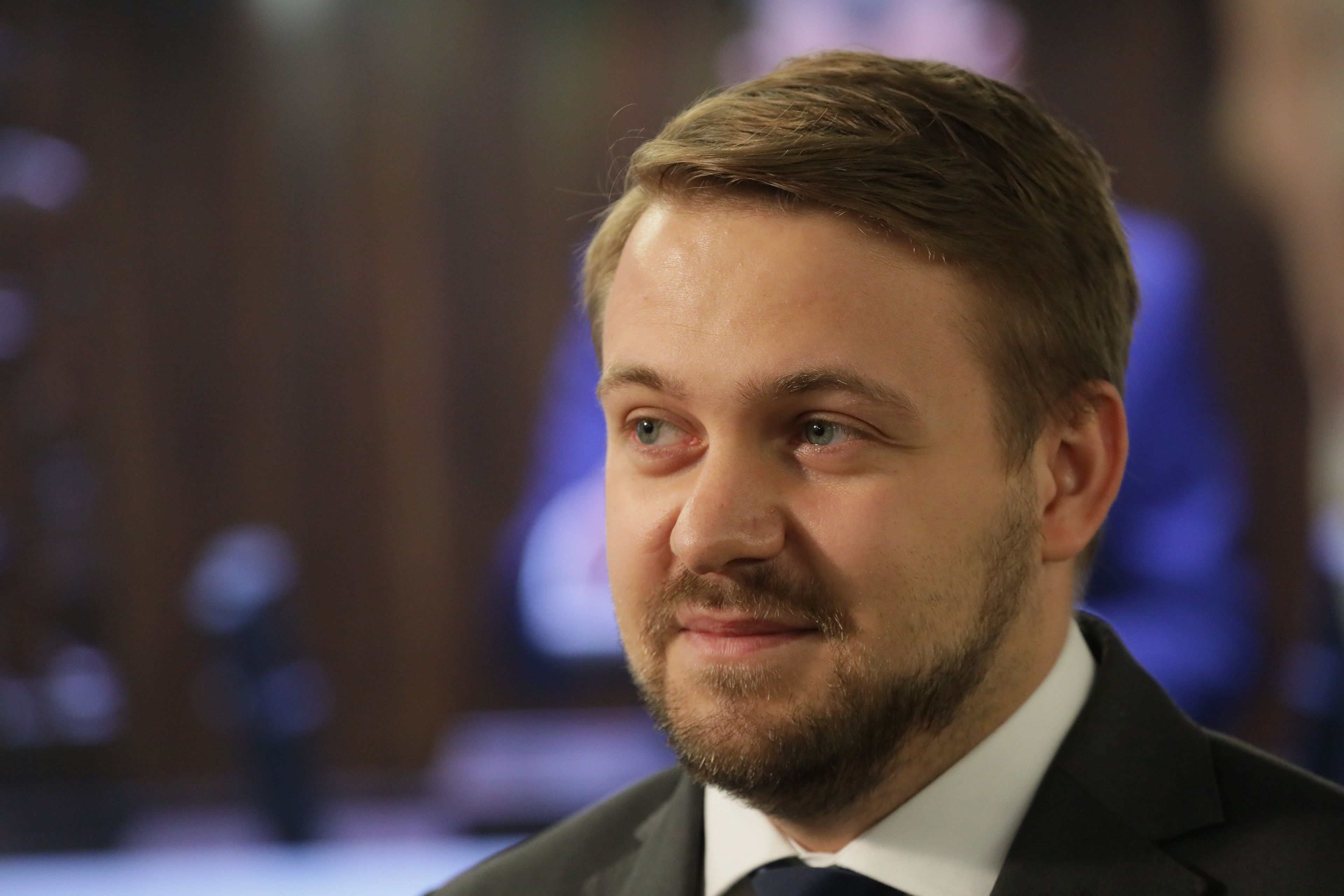 Jacek Ozdoba uśmiecha się nieśmiało - portret
