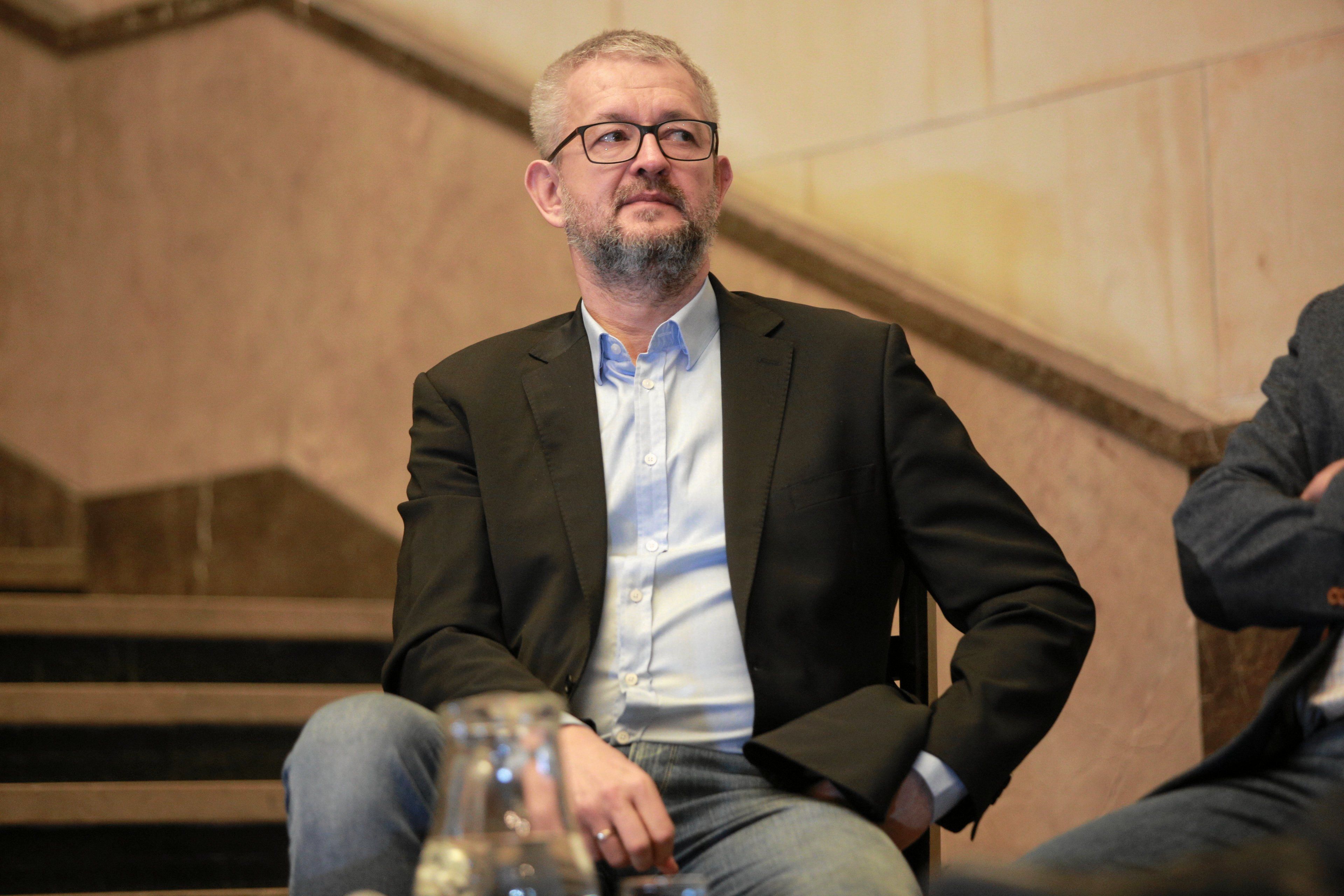 mężczyzna w średnim wieku siedzi na schodach (Rafał Ziemkiewicz)