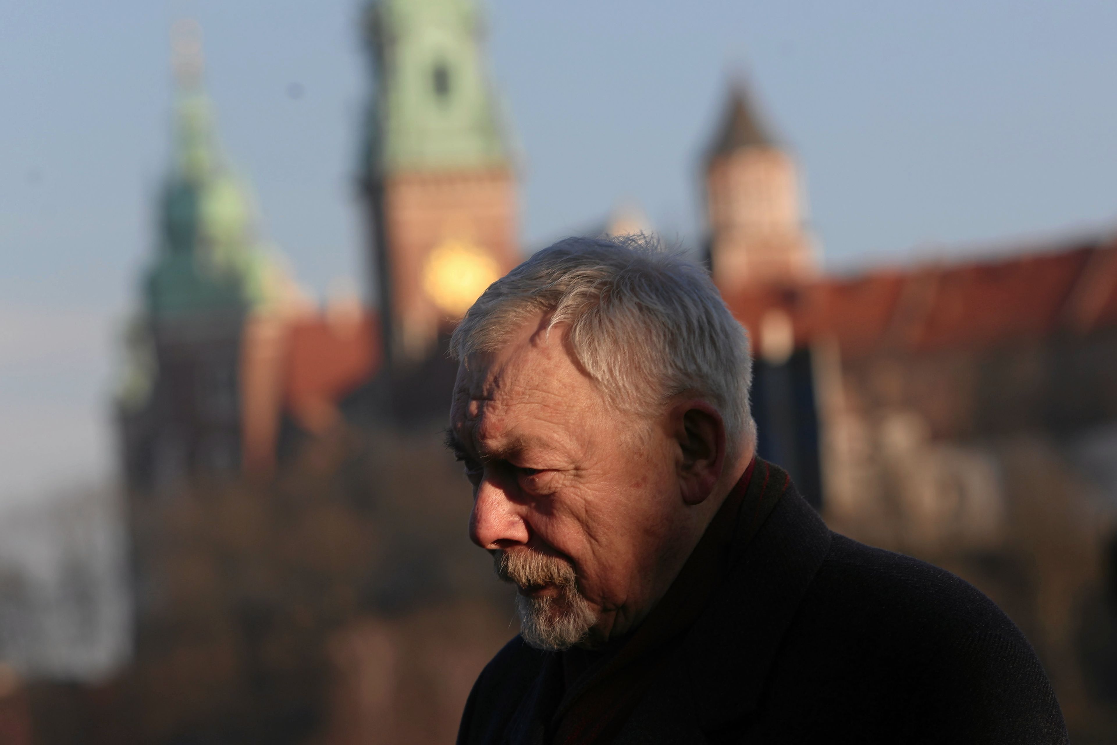 Jacek Majchrowski na tle Wawelu