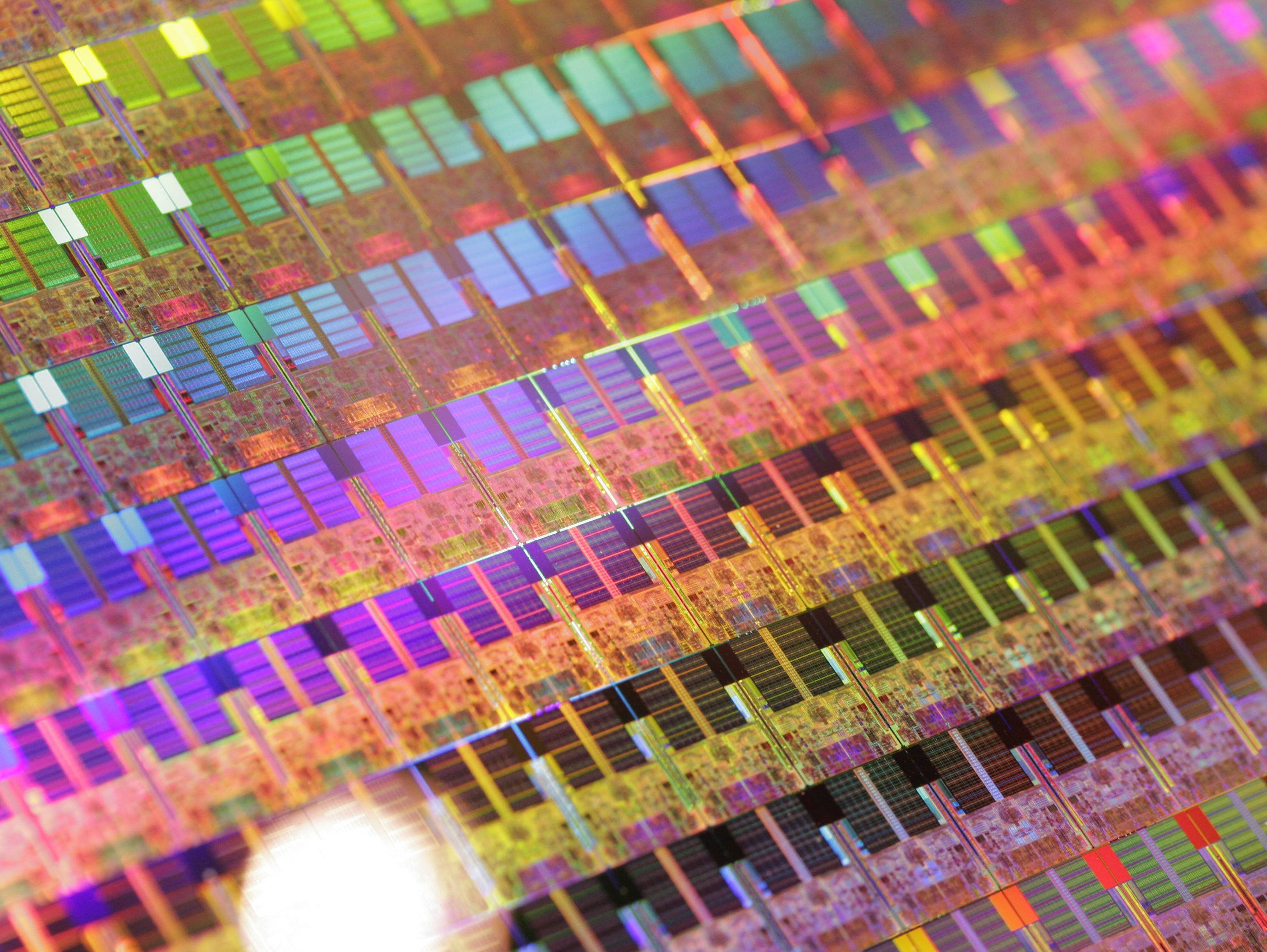 A 45nm process 300mm silicon wafer is displayed at a press conference as Intel Japan announces the launch of the new 45nm process microprocessors, Xeon processor for servers and Core2 Extreme processors for desktop PC, in Tokyo 13 November 2007. The new processors have improved power efficiency and performance compared with current 65nm processors.   AFP PHOTO / Yoshikazu TSUNO (Photo by AFP)