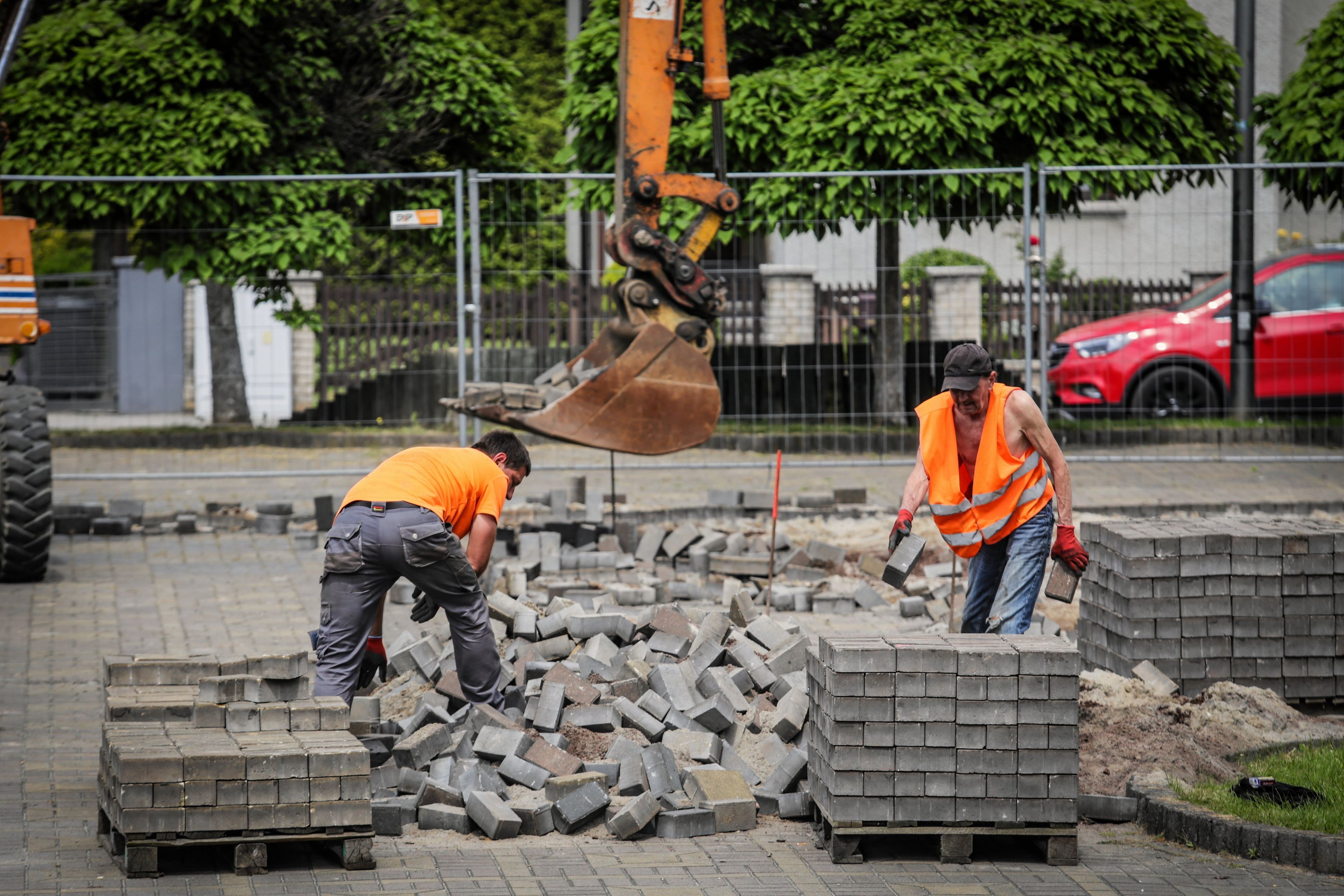 Rynek w Radlinie, pracownicy usuwają kostkę brukową z jednego z placów