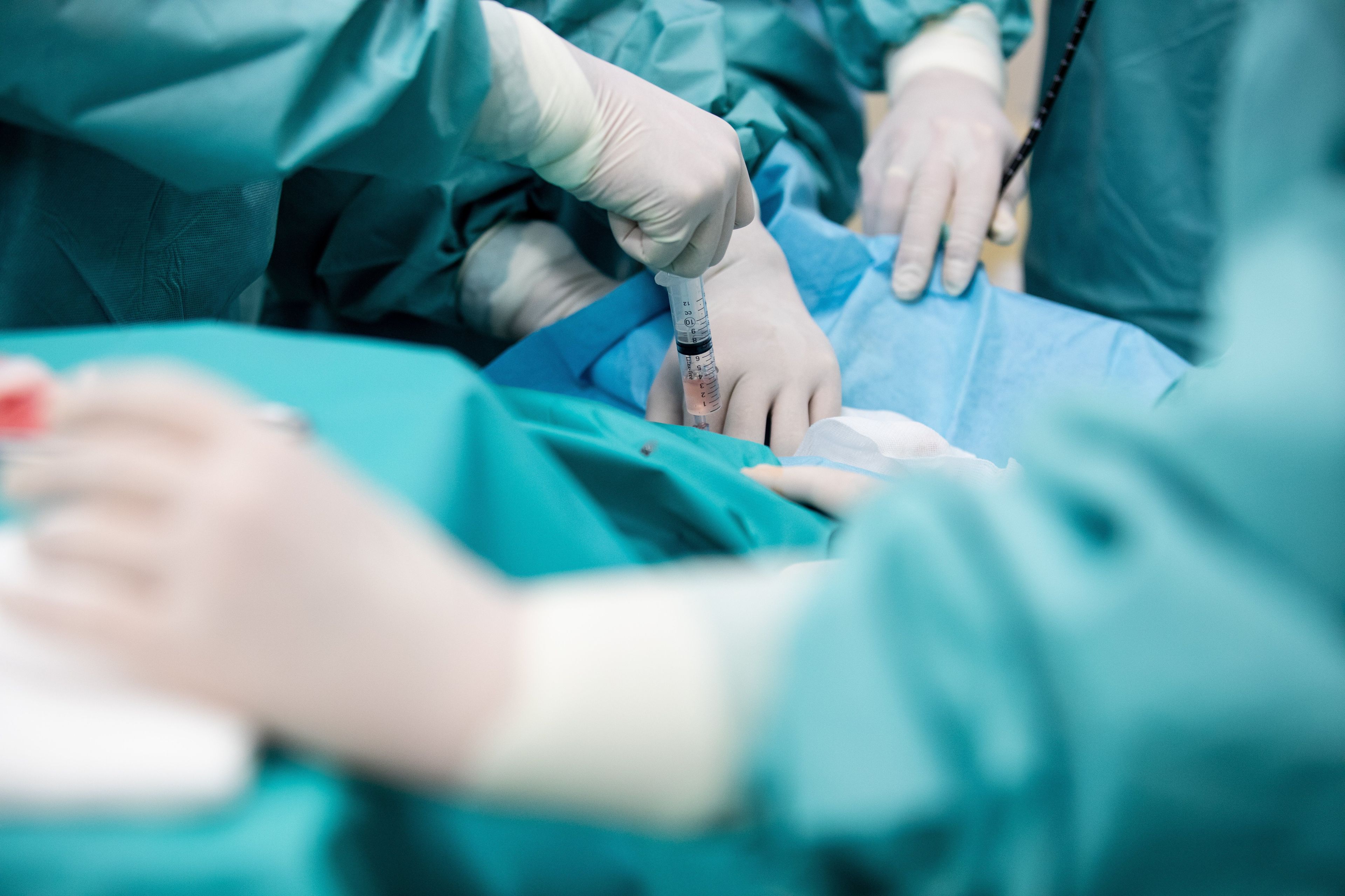 08.12.2021 Lublin , Samodzielny Publiczny Szpital Kliniczny nr . 1 . II Klinika Anestezjologii i Intensywnej Terapii . Praca medykow z oddzialu intensywnej terapii dla chorych na COVID podczas IV fali epidemii .
Fot. Jakub Orzechowski / Agencja Wyborcza.pl