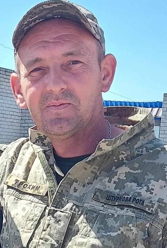 mężczyzna w czapce z daszkiem i polowym mundurze