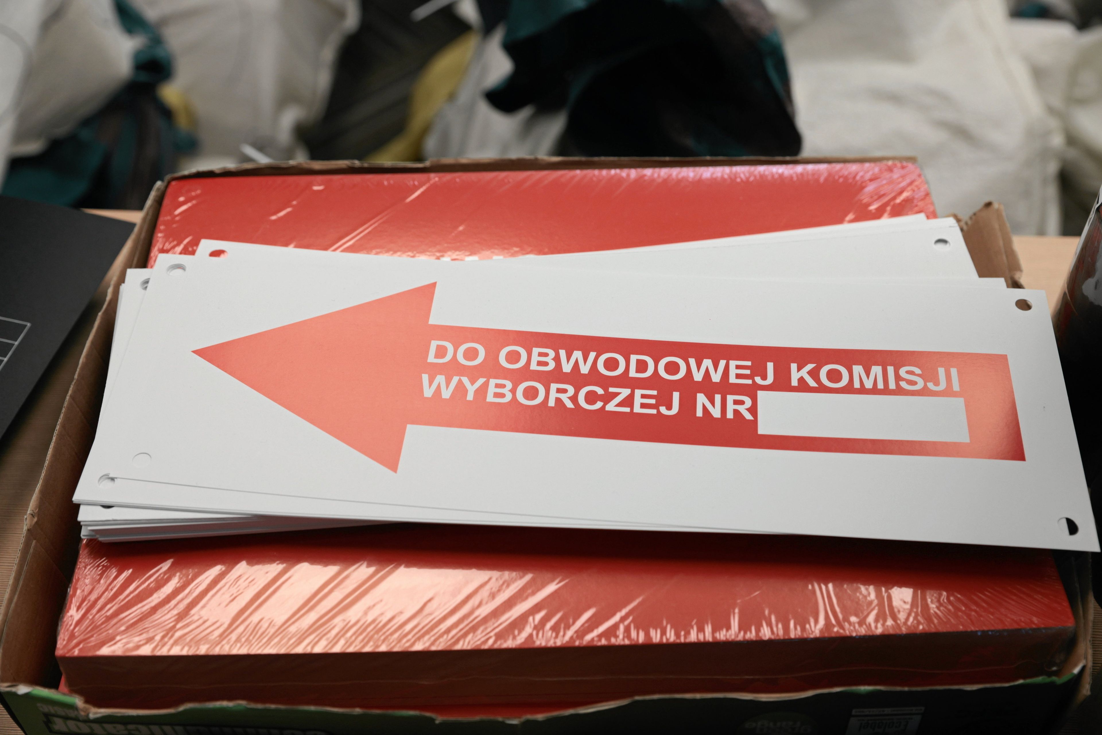 Tablica z czerwoną strzałką i napisem "Do obwodowej komisji wyborczej"