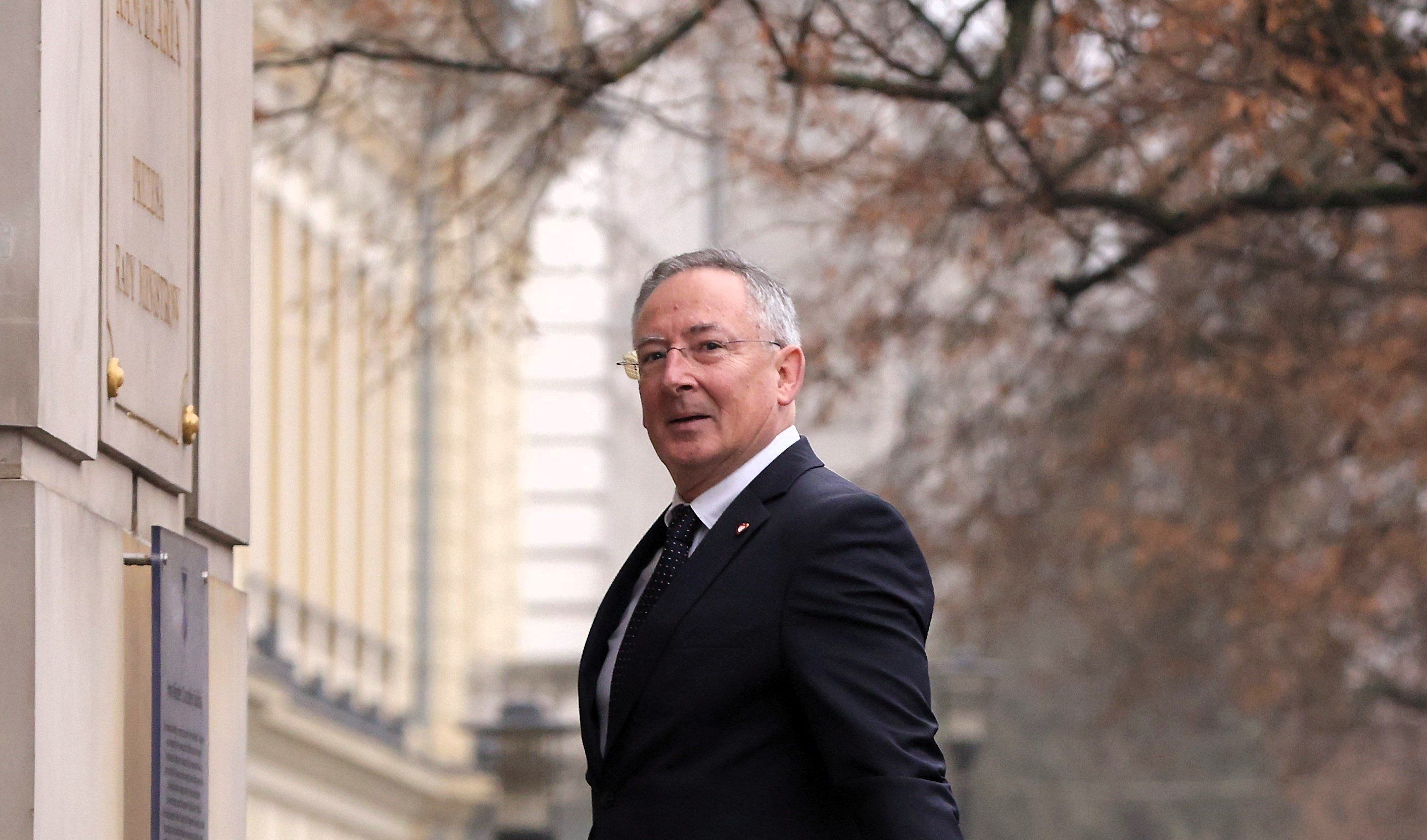 mężczyzna patrzy w kamerę