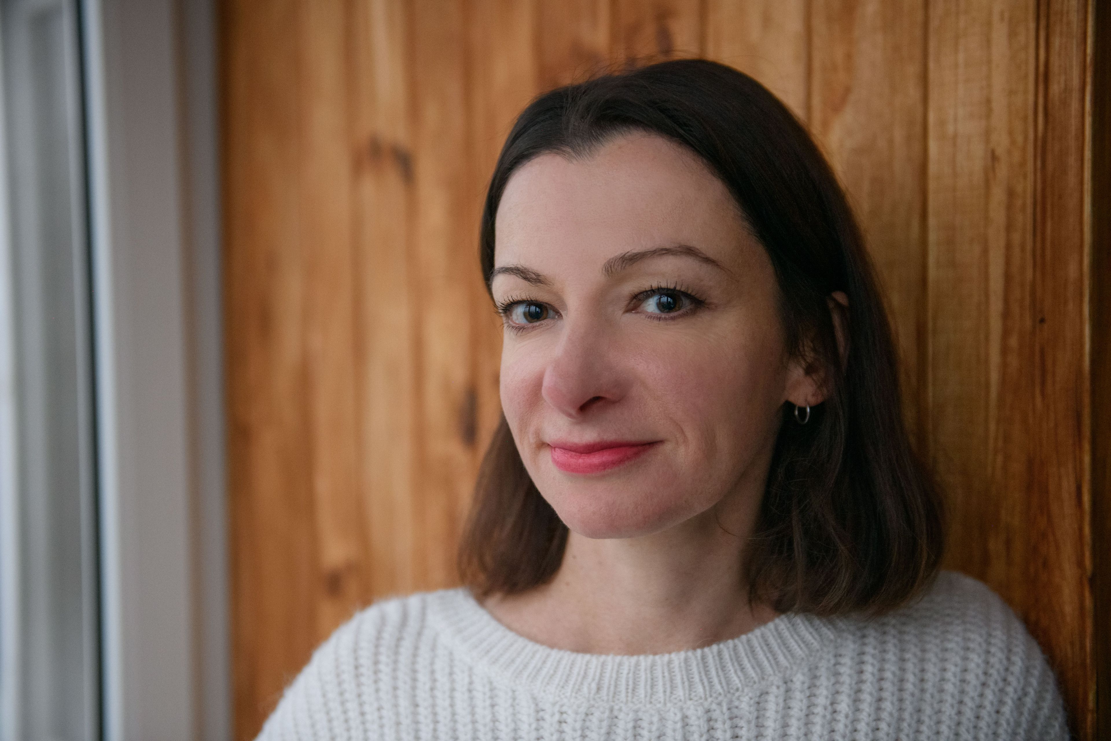 30-latka z ciemnymi długimi włosami i wydatnym nosem