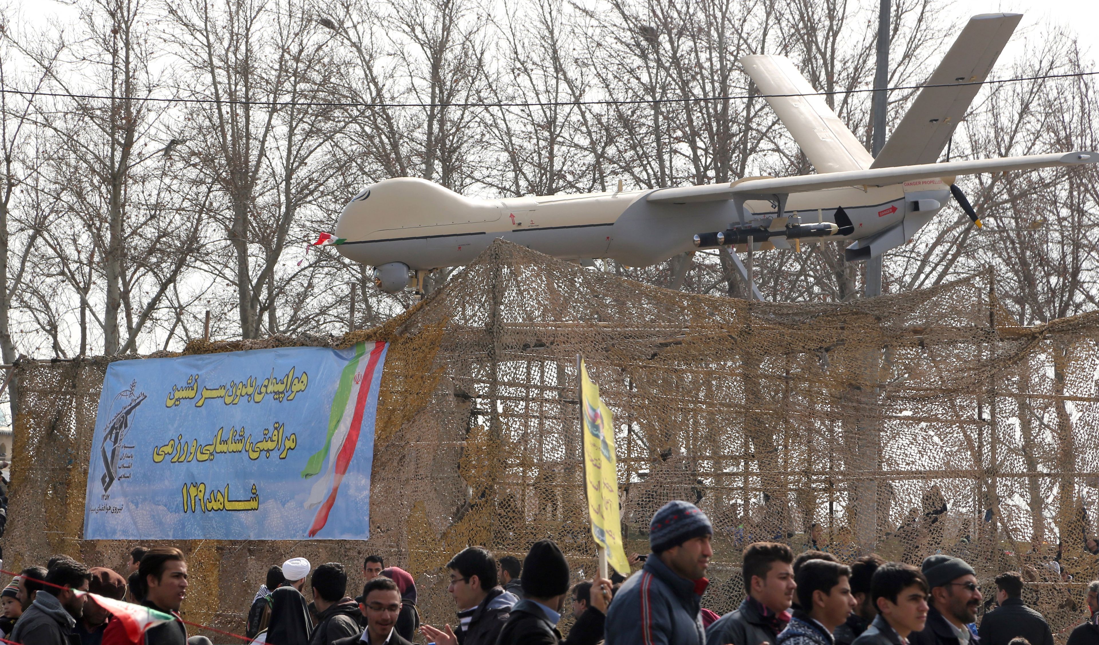 Irański dron shahed wystawiony dla publiczności w Teheranie